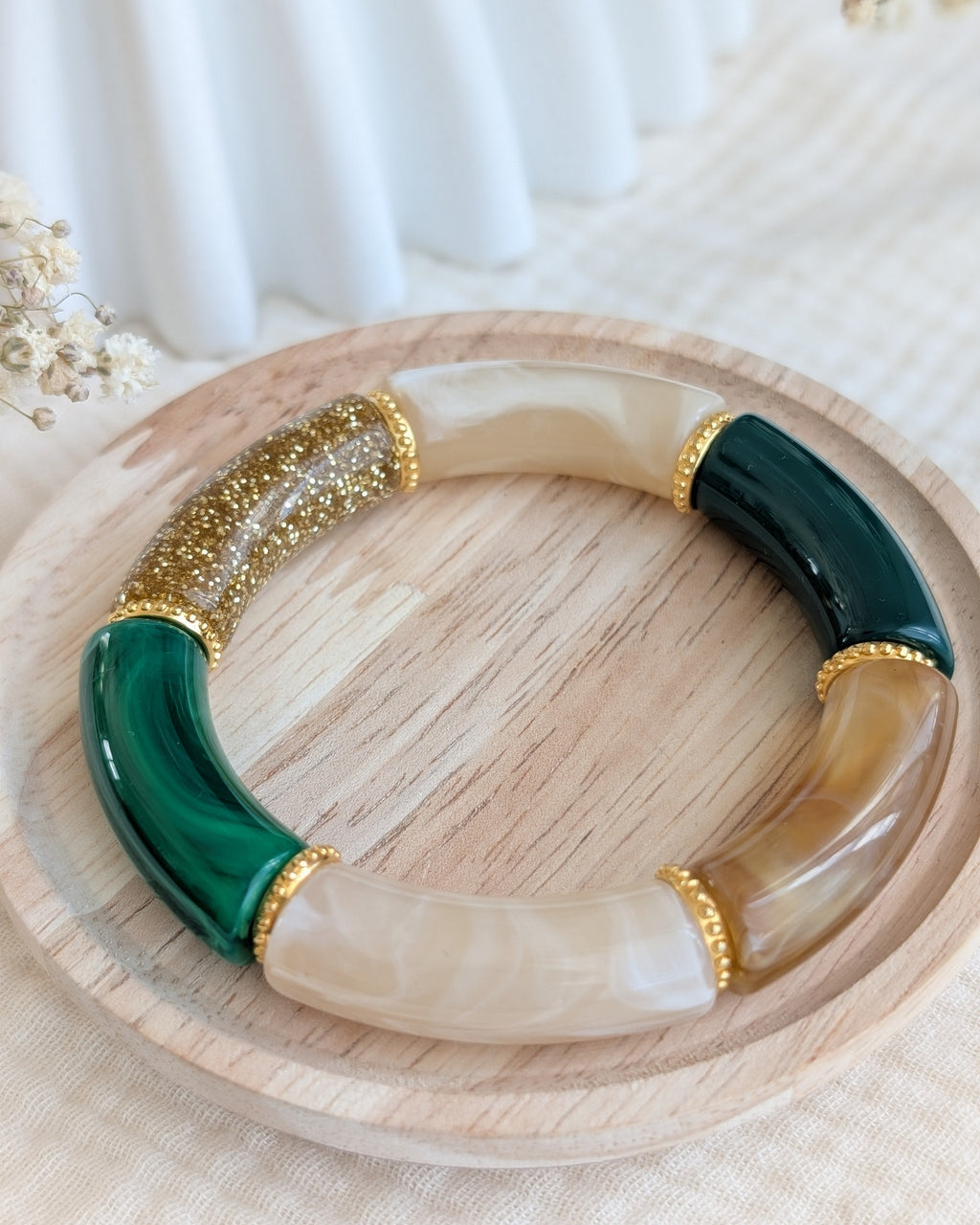 Bracelet perles tube vert ambre et glitter sur support en bois  Créations bijou la Tête dans les Nétoiles 