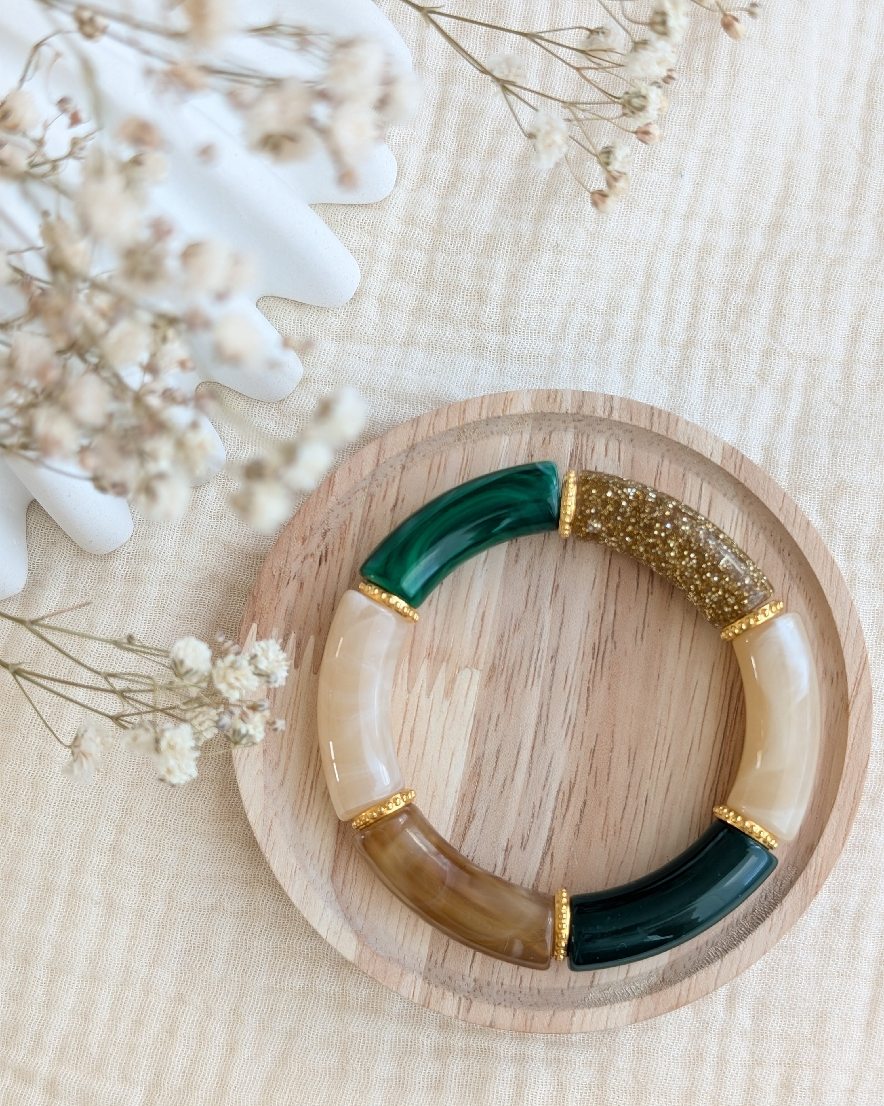 Bracelet perles tube vert ambre et glitter sur support en bois Créations bijou la Tête dans les Nétoiles 