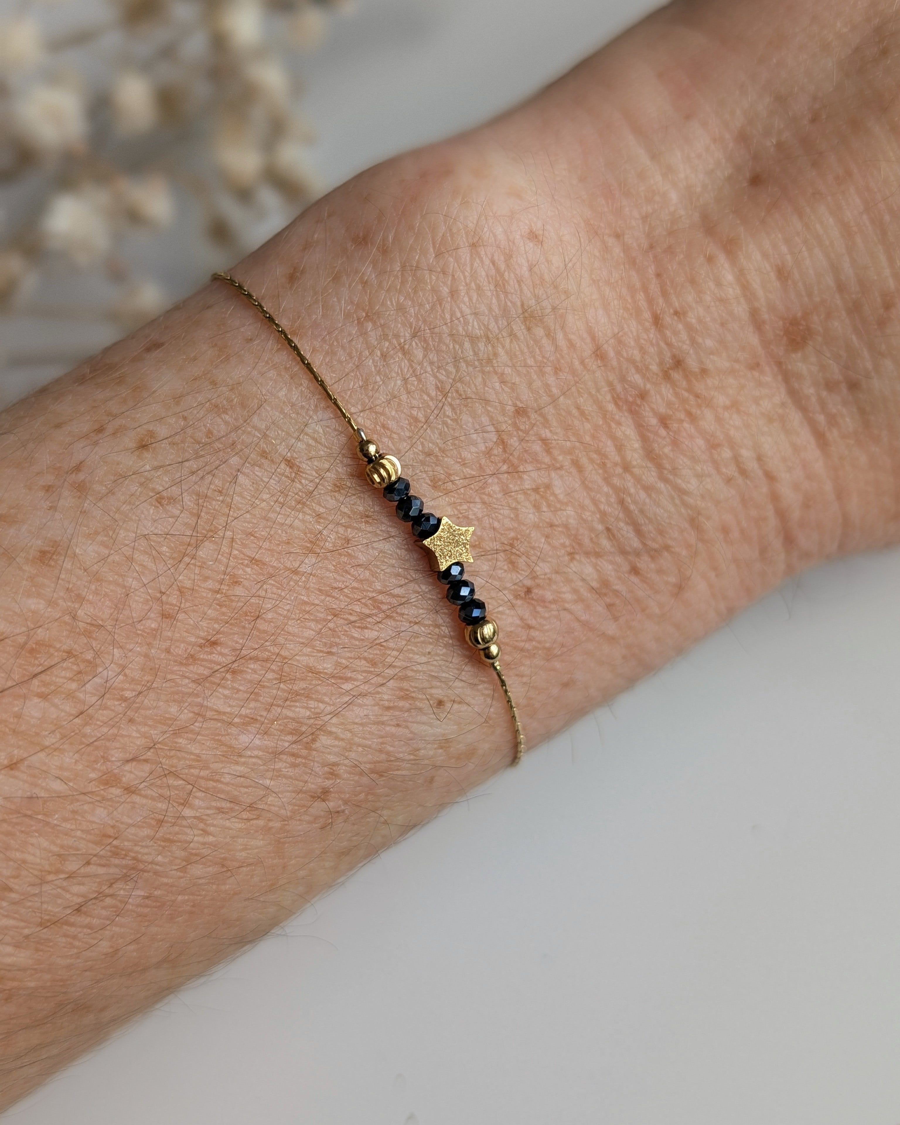 Bracelet porté fin minimaliste chaine maille serpentine perle étoile diamanté et perle en verre diamanté gris irisé. Créations La Tête dans les Nétoiles