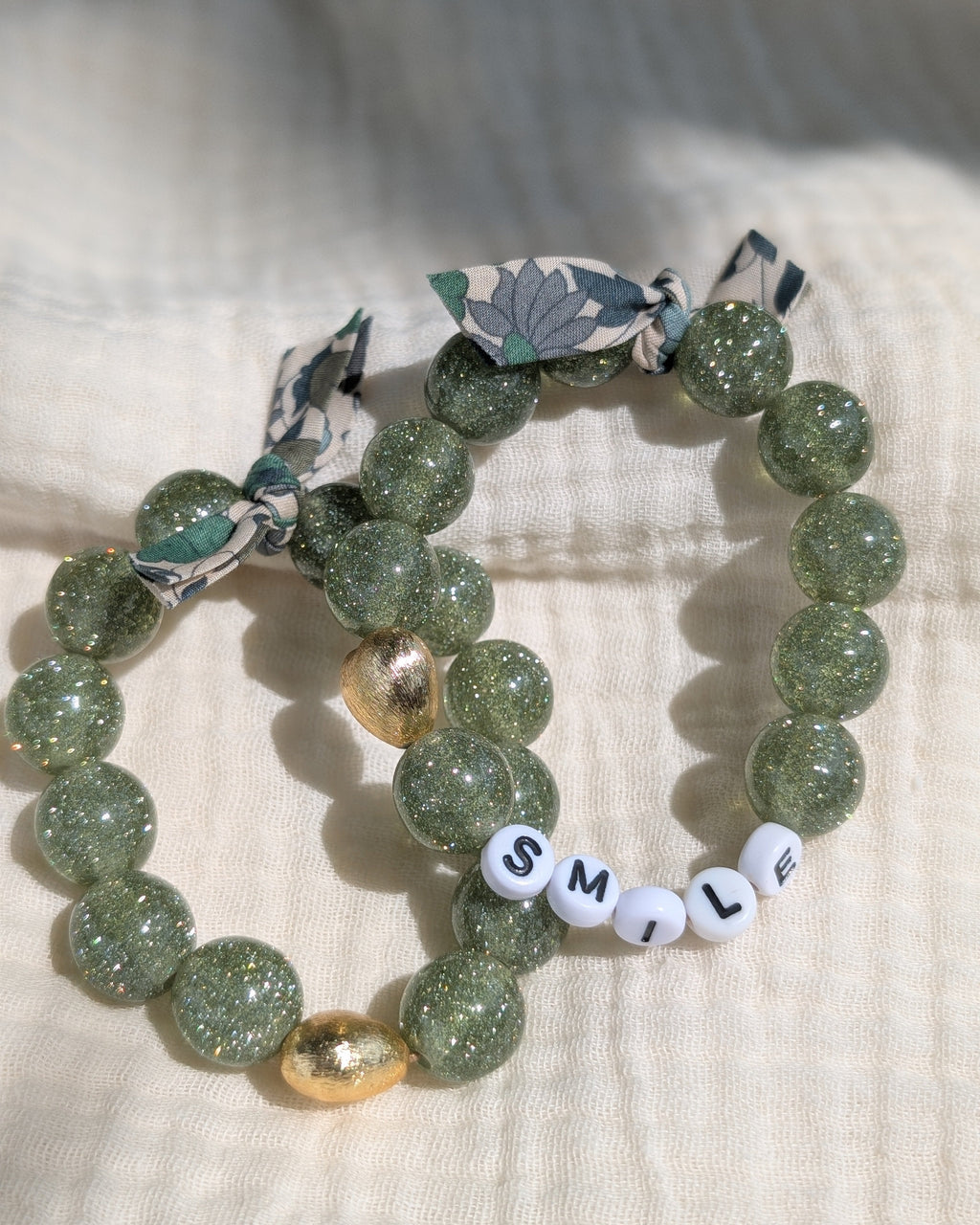 2 bracelets à perles paillettes vert clair et coeur doré. Bracelet à message. Création La Tête dans les Nétoiles