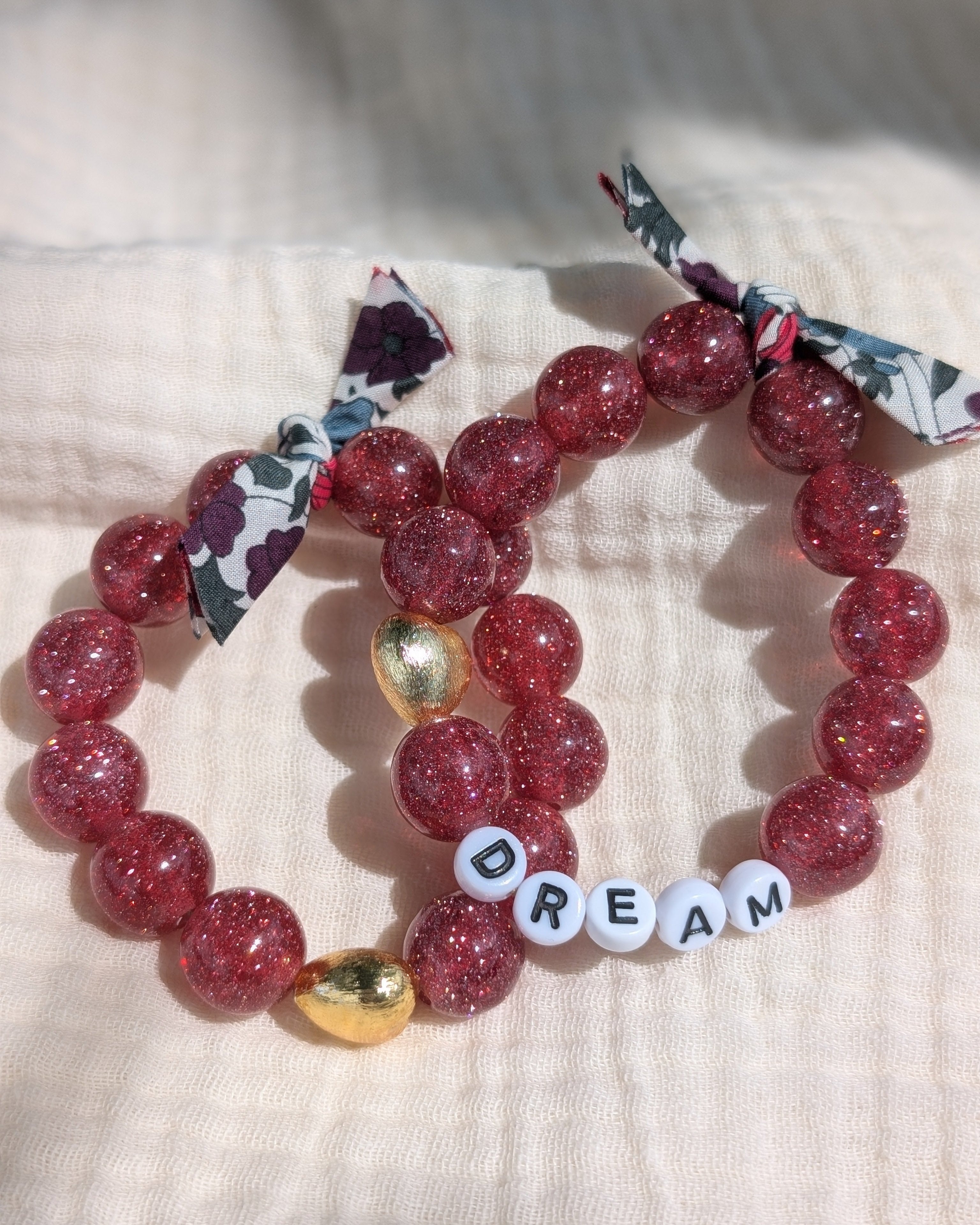 2 bracelets perles à paillettes rose cerise perle coeur doré et ruban liberty. Bracelets personnaliables. Créations faits main La Tête dans les Nétoiles.