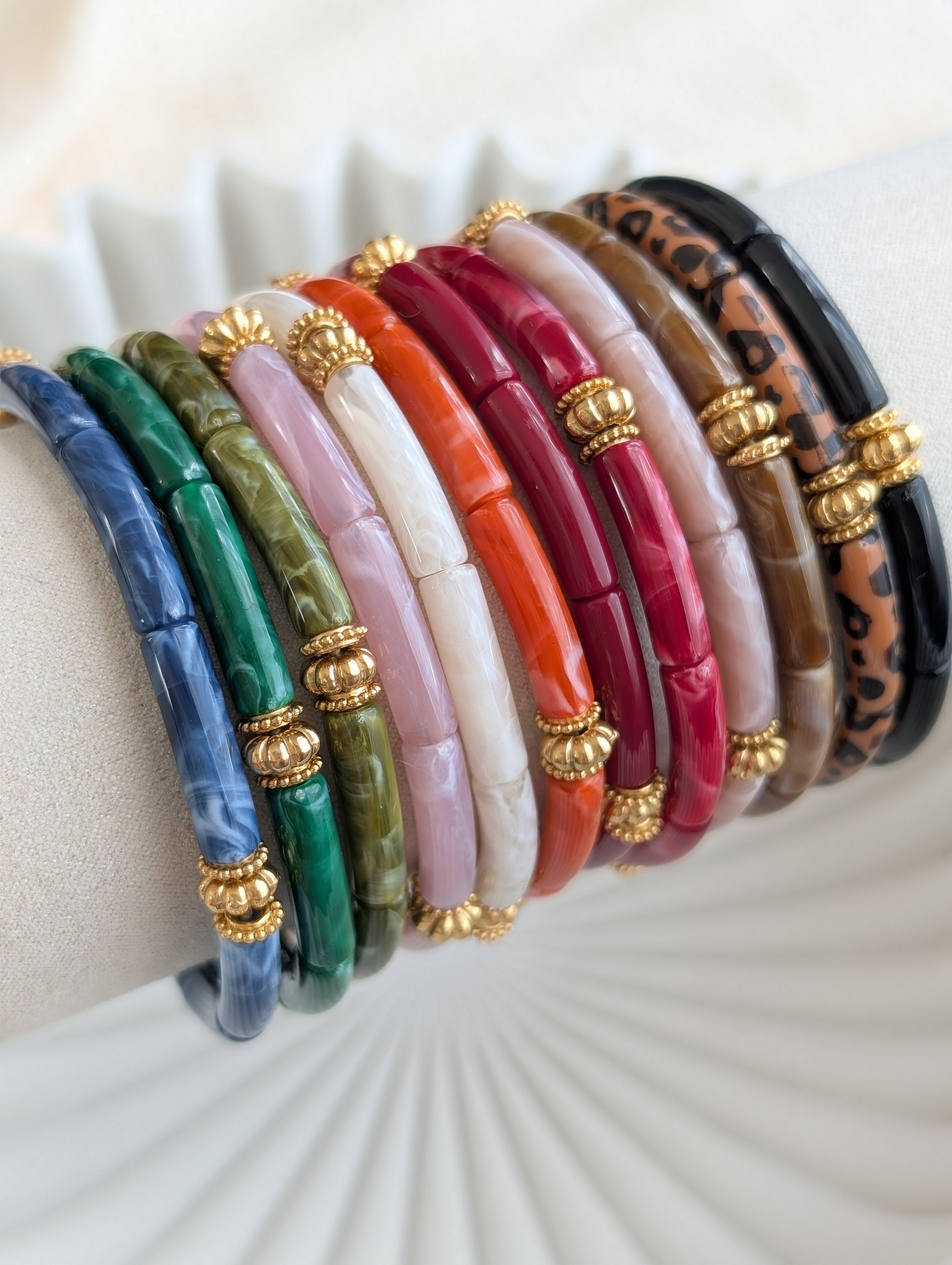 Braclets JUNE perles tube 12 coloris. perles dorées en acier inoxydable. Créations La Tête dans les Nétoiles