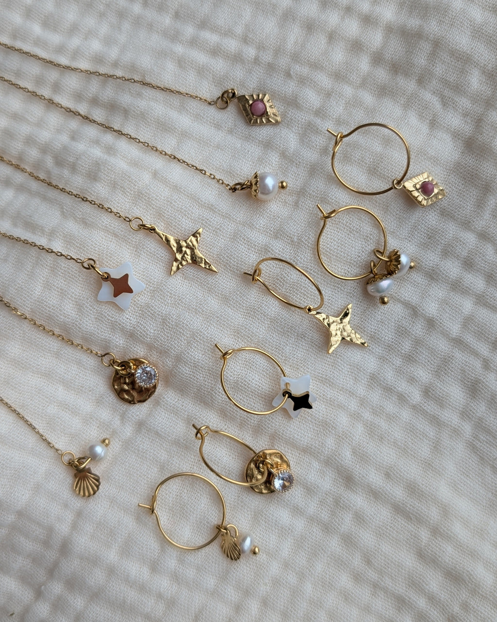 Composez votre paire ou à l'unité Chainette et créoles au choix et les apprêts à choisir. Coquillages, étoile des vents, perle de nacre, strass. Créations La Tête dans les Nétoiles