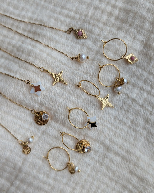 Composez votre paire ou à l'unité Chainette et créoles au choix et les apprêts à choisir. Coquillages, étoile des vents, perle de nacre, strass. Créations La Tête dans les Nétoiles