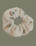 Chouchou fleur pastel fond écru sur fond vert taille enfant ou adulte. Création cousue main La Tête dans les nétoiles