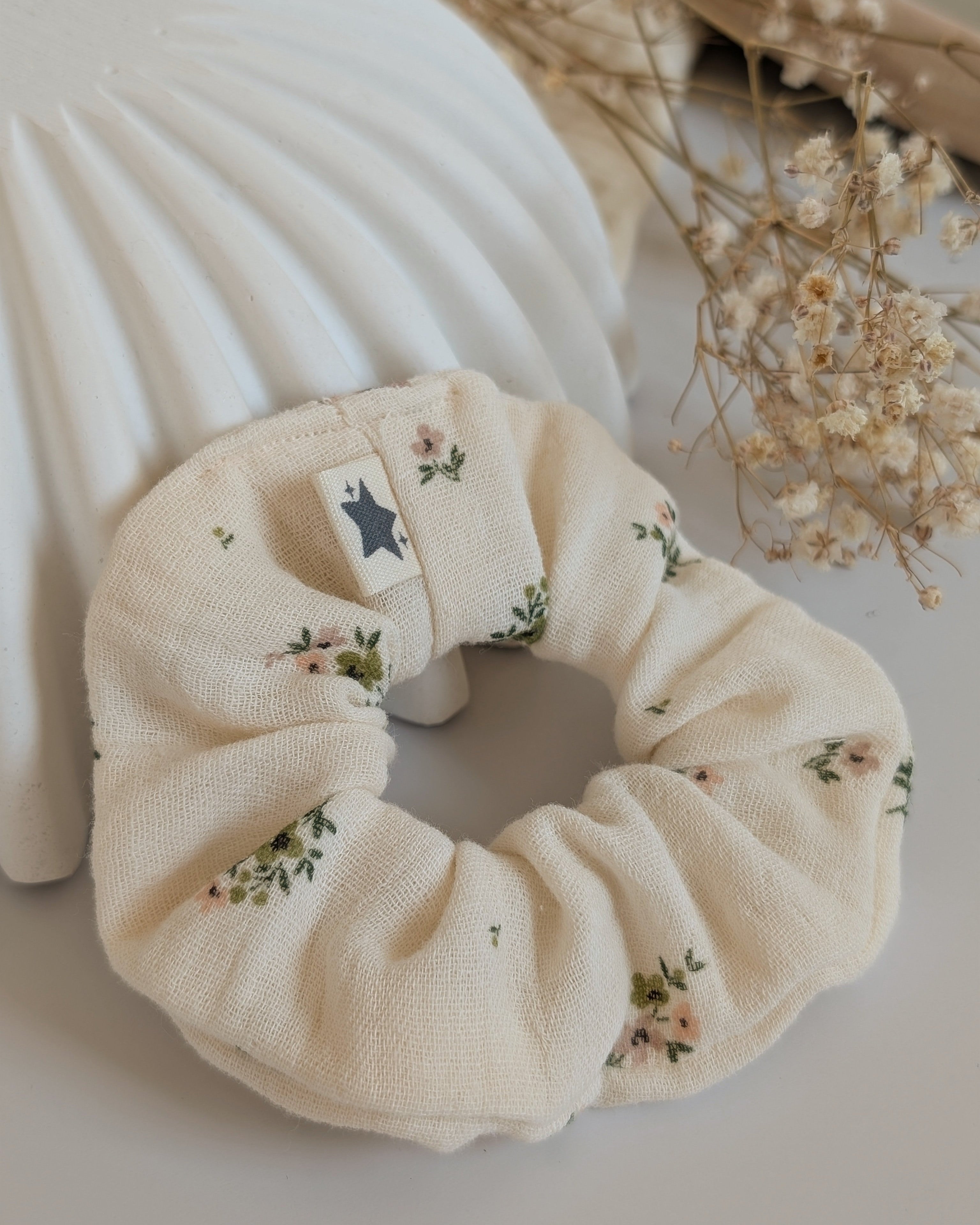 Chouchou fleur pastel fond écru e, fond coupelle striée taille enfant ou adulte. Création cousue main La Tête dans les nétoiles