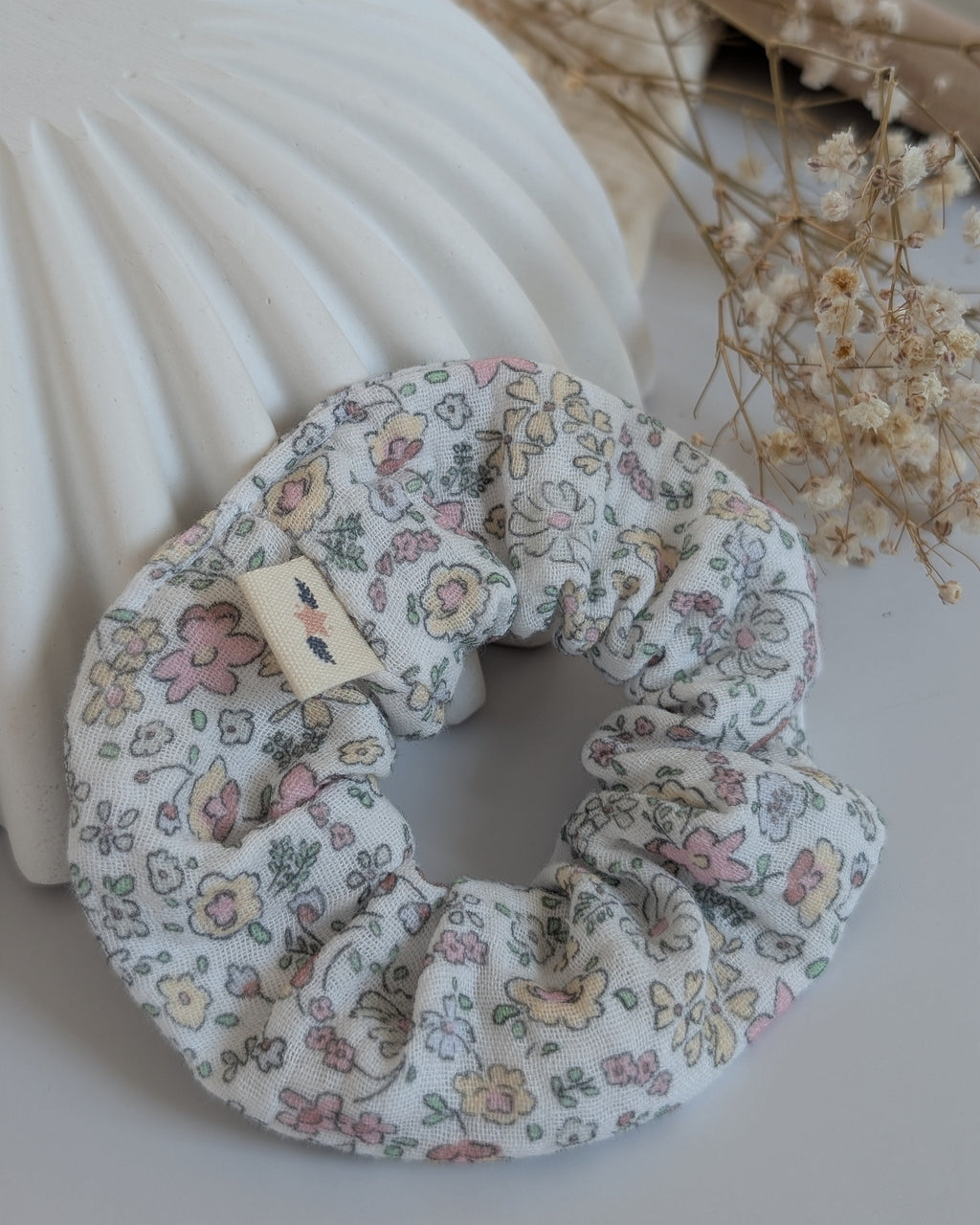 Chouchou gaze de coton blanc et fleuri tendre sur fond coupelle. Création cousue main La Tête dans les nétoiles
