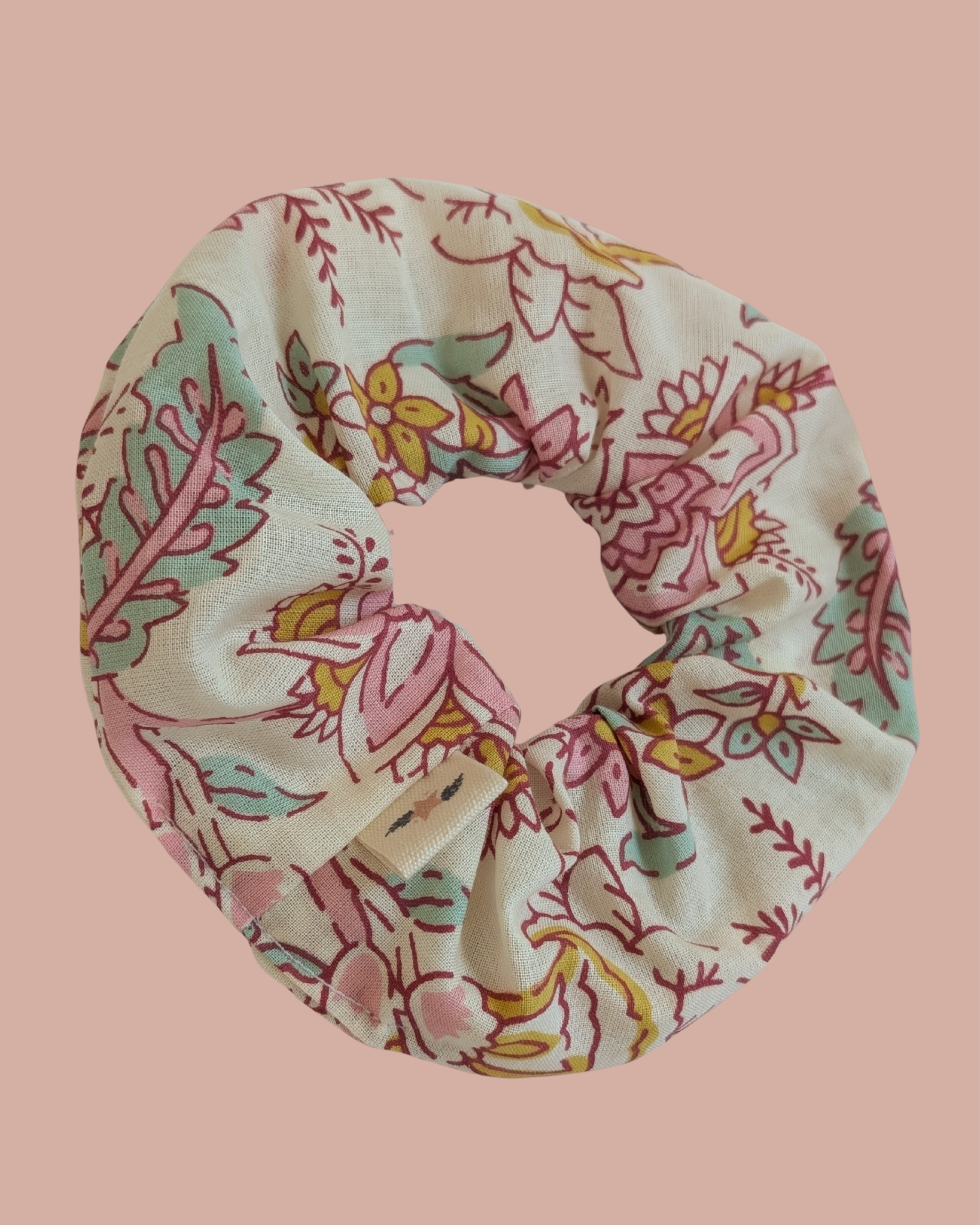 Chouchou imprimé floral indien pastel sur fond rose. Cousu main La Tête dans les nétoiles