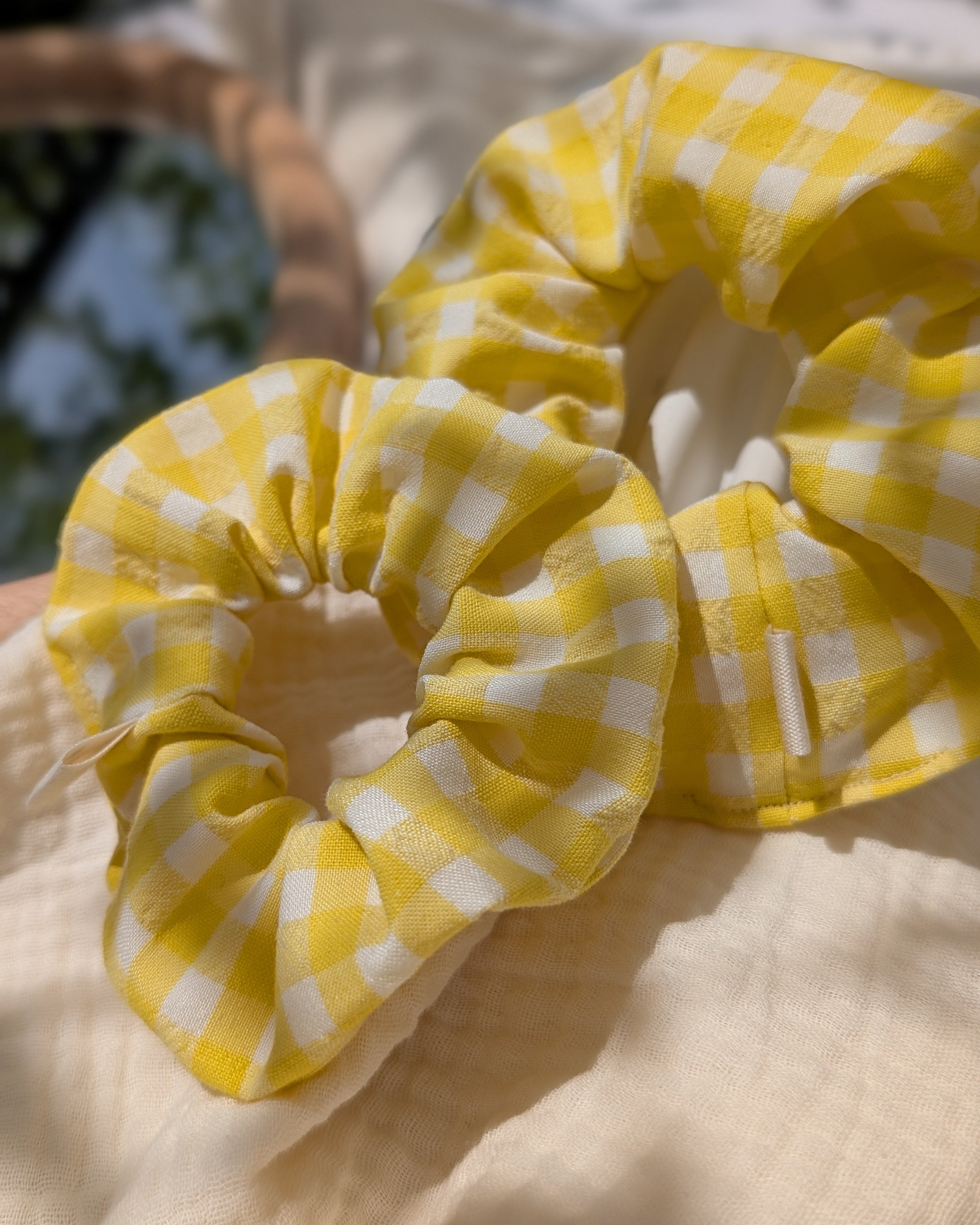 Chouchou motif vichy jaune et blanc taille enfant et adulte. Créations artisanales La Tête dans les nétoiles