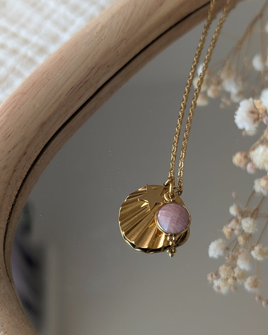 Collier long Anae pierre de gemme rhodonite. Création La Tête dans les nétoiles