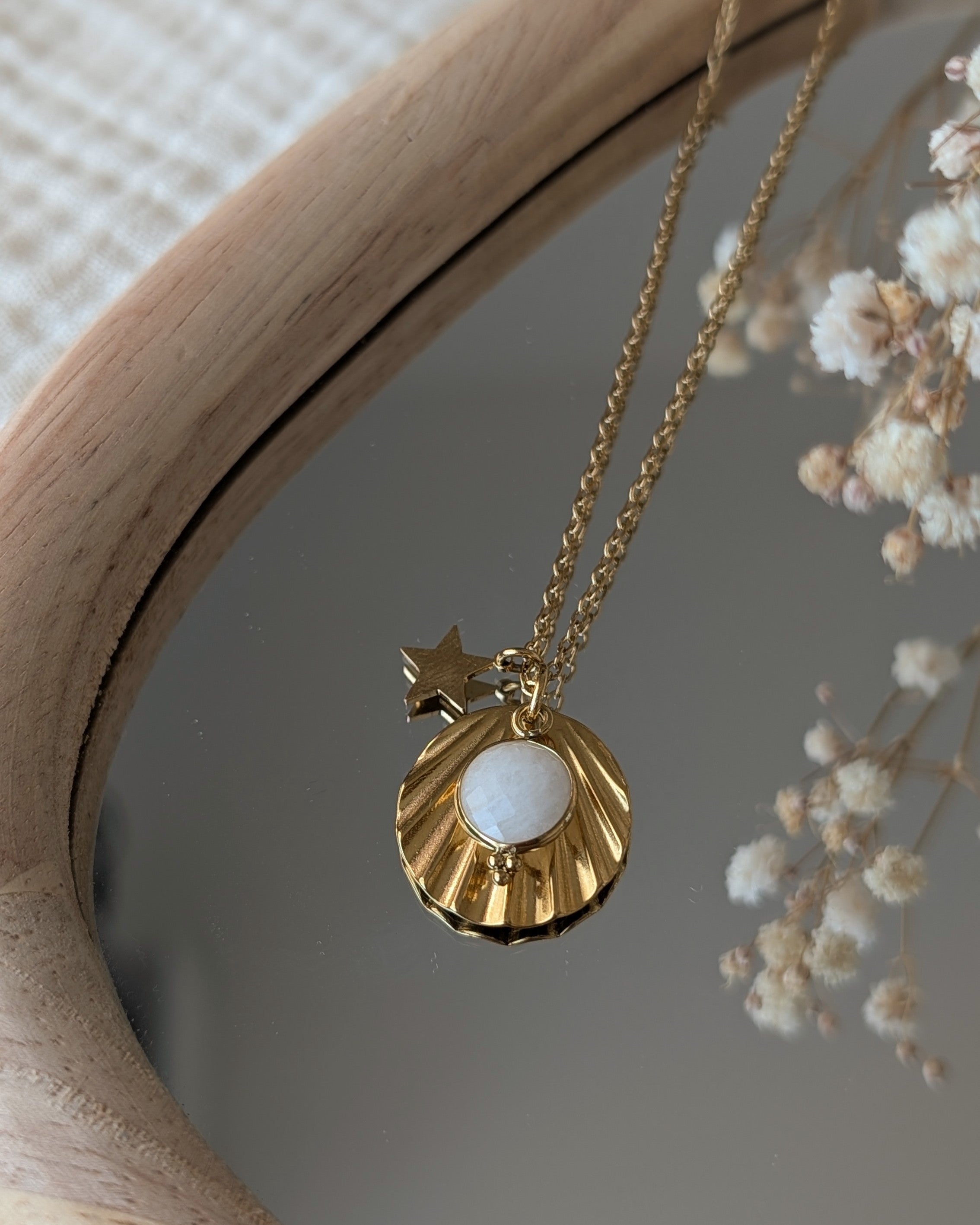 Collier long Anae pierre de gemme pierre de lune. Création La Tête dans les nétoiles