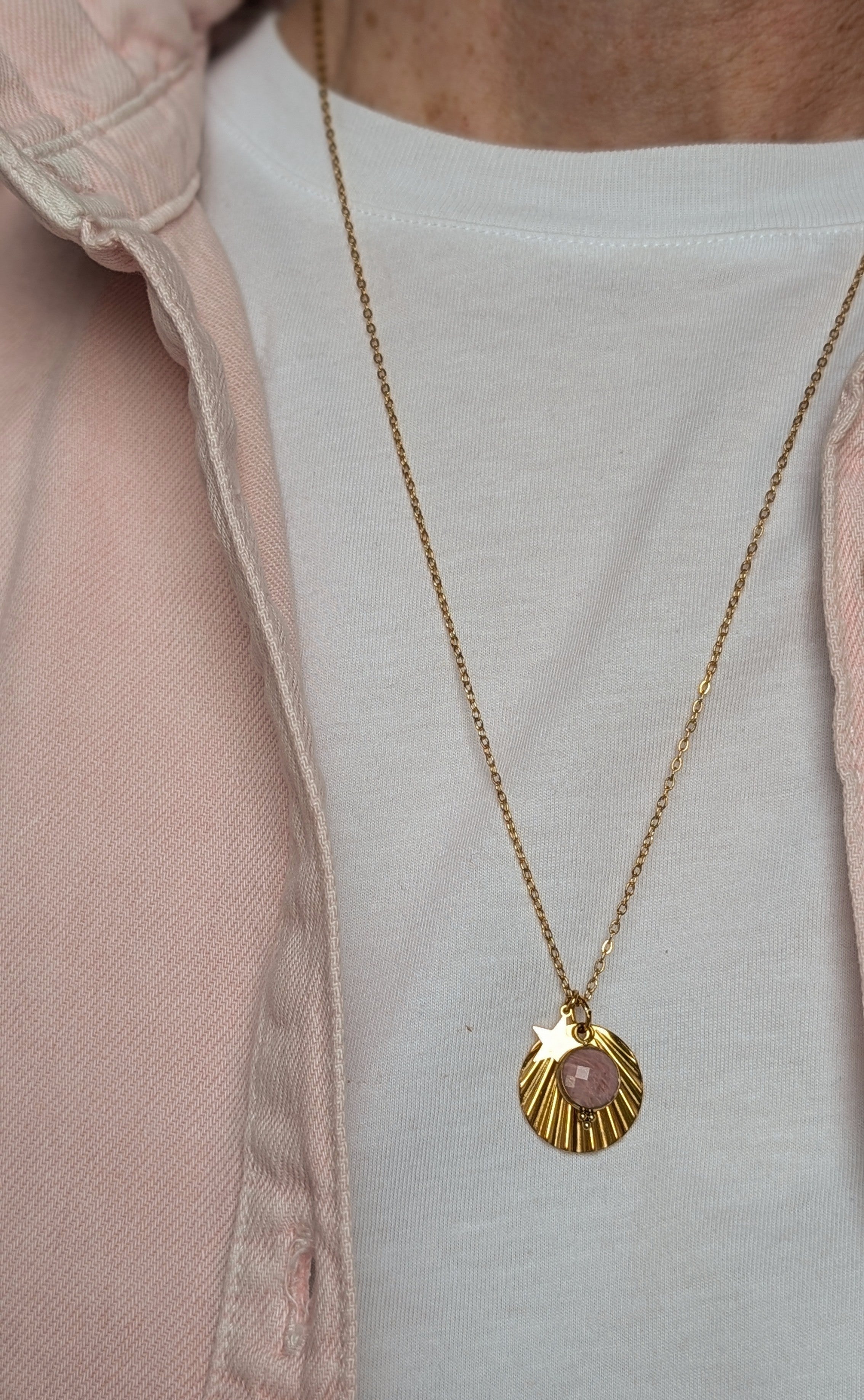 Collier Anae pierre rhodonite rose porté. Collier long. Création La Tête dans les Nétoiles