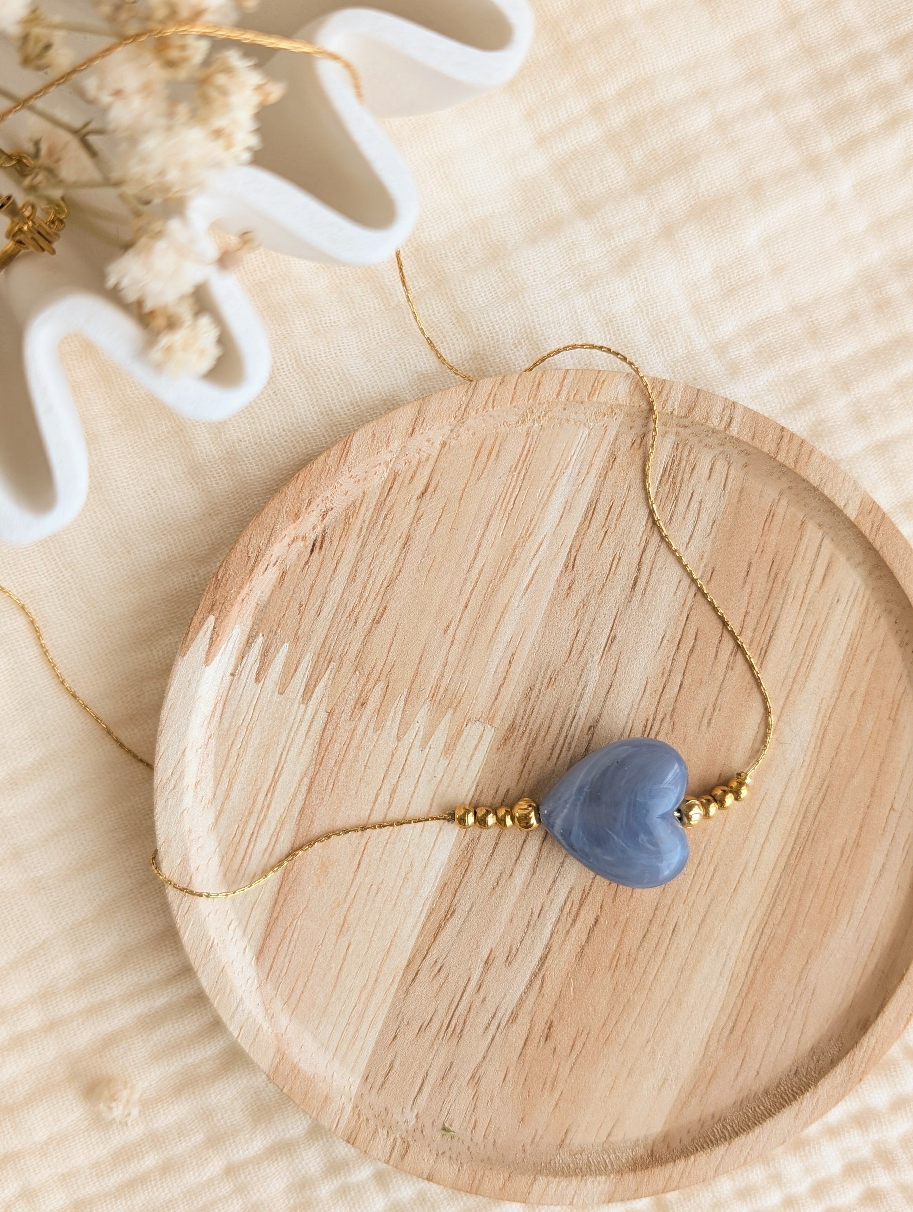 Collier MARCELLE coeur en résine bleu nuage marbré sur chaîne maille en serpentine en acier inoxydable doré. Créations artisanales La Tête dans les Nétoiles