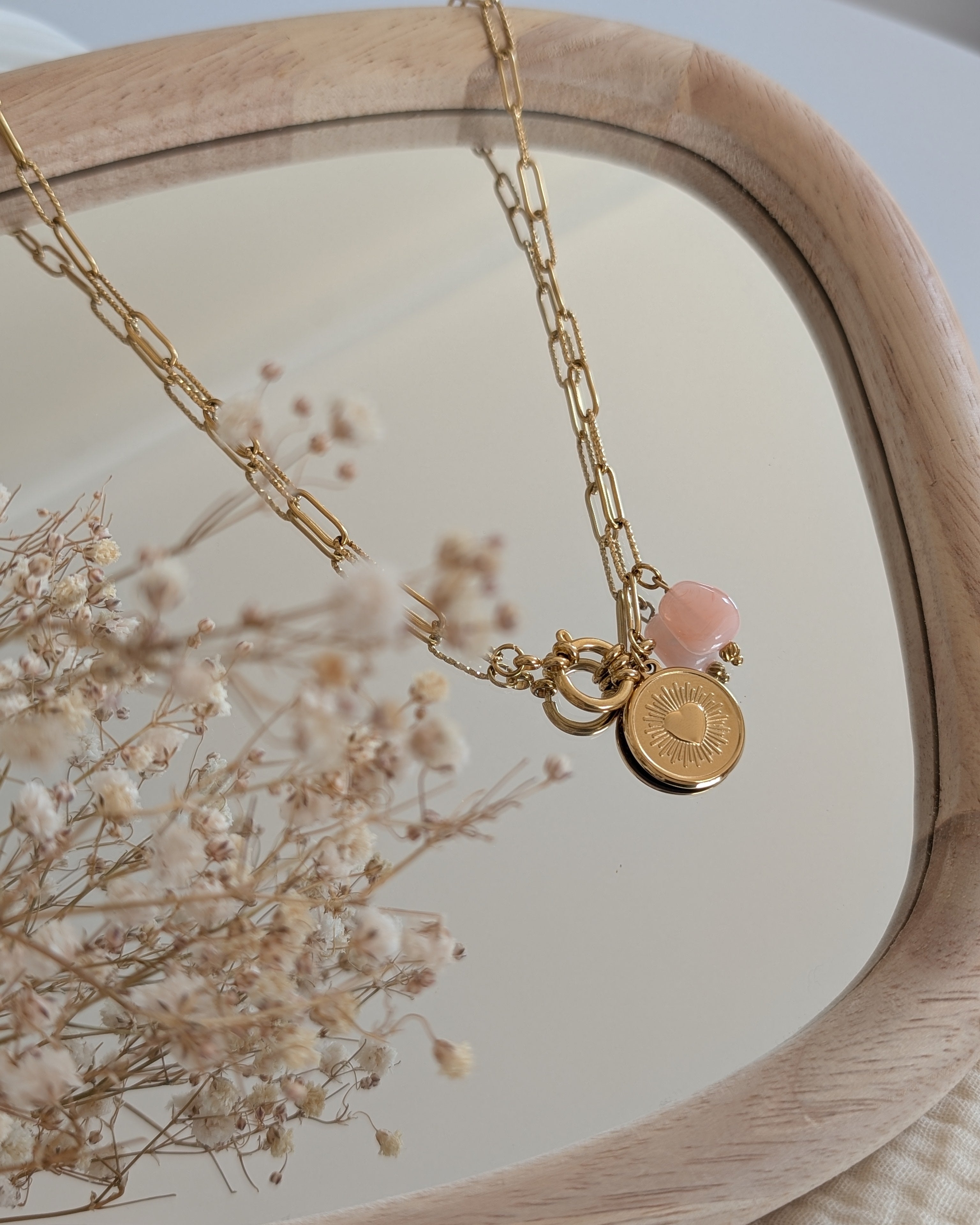 Collier Nahee coeur radiant sur miroir. Création La Tête dans les nétoiles