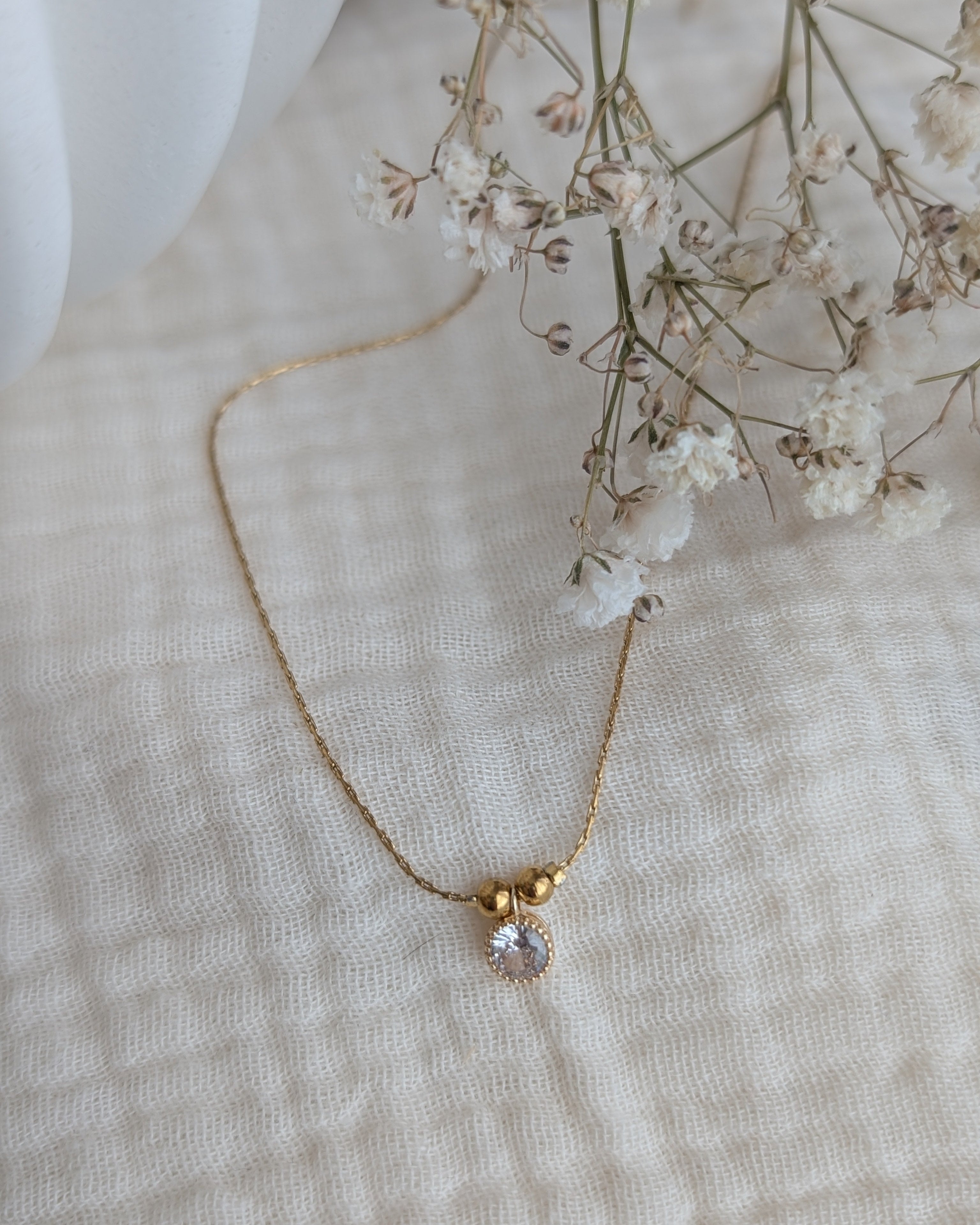 Collier POEMA avec mini strass et maille fine serpentine sur fond gaze de coton. Créations artisanales La Tête dans les Nétoiles