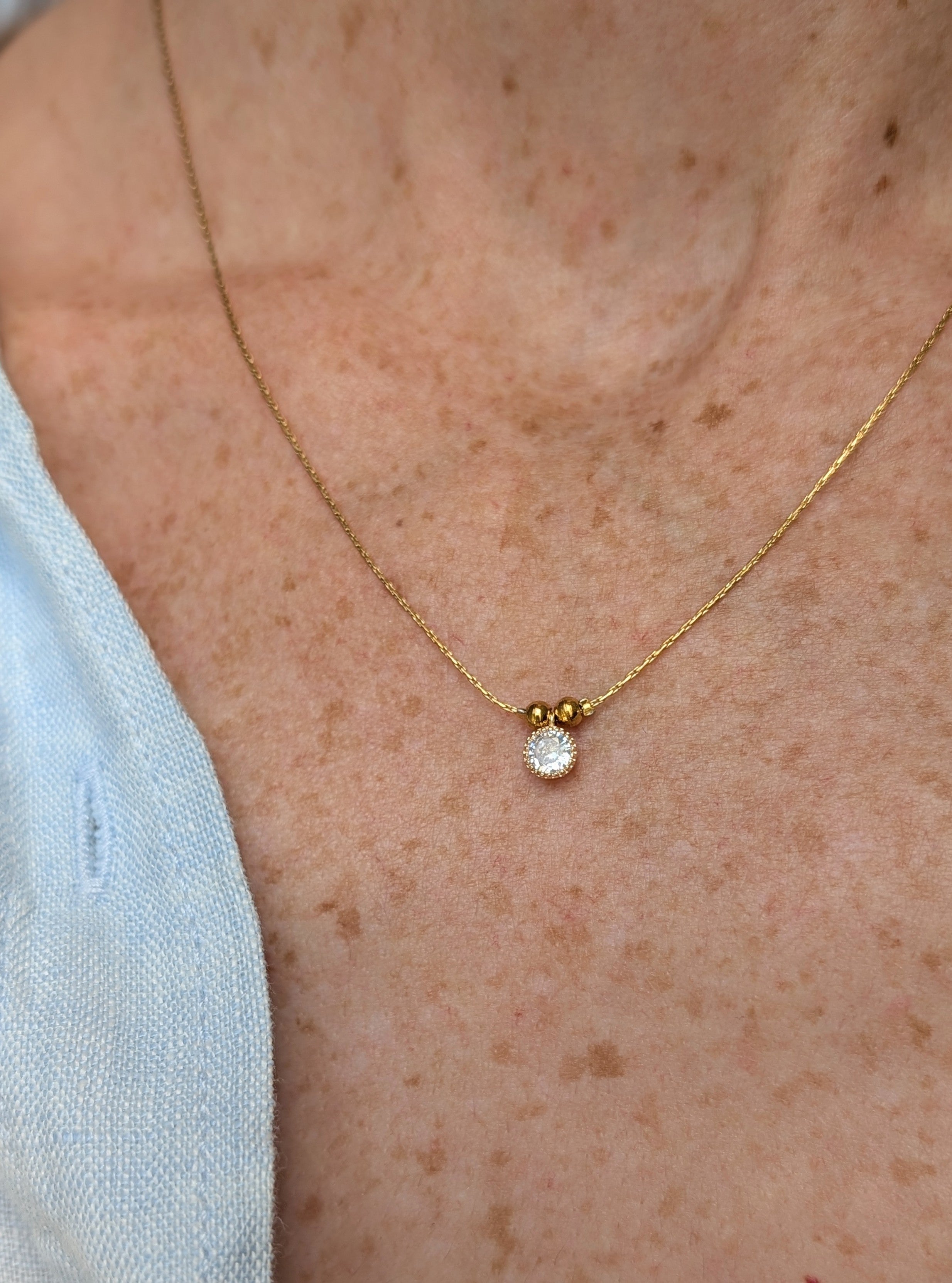 Collier POEMA mini strass en oxyde de zirconium monté sur fine chaîne maille serpentine en acier inoxydable.  Créations artisanales La Tête dans les Nétoiles.