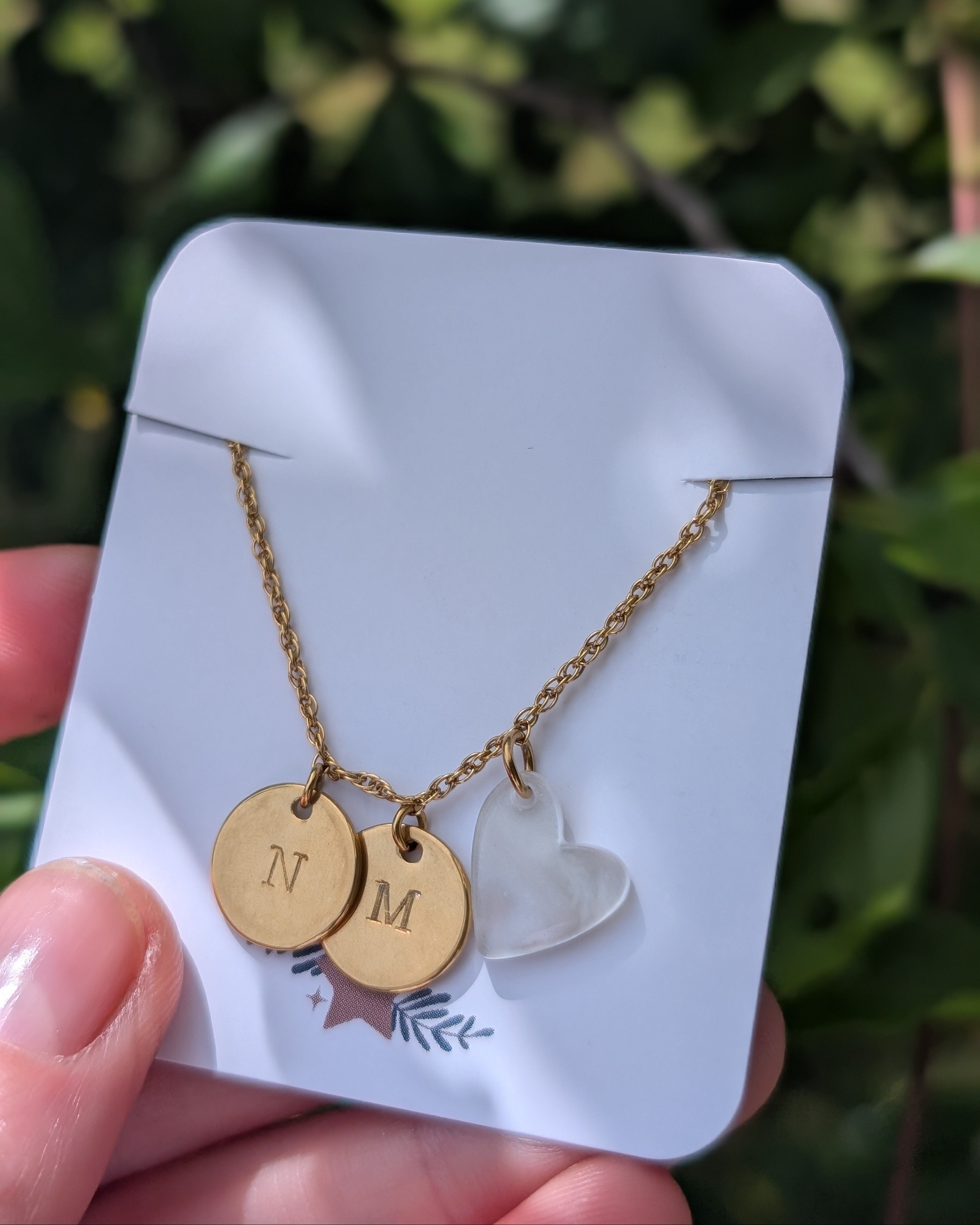 Collier médaille initaile estampé à la main. Création  Fait main La Tête dans les nétoiles