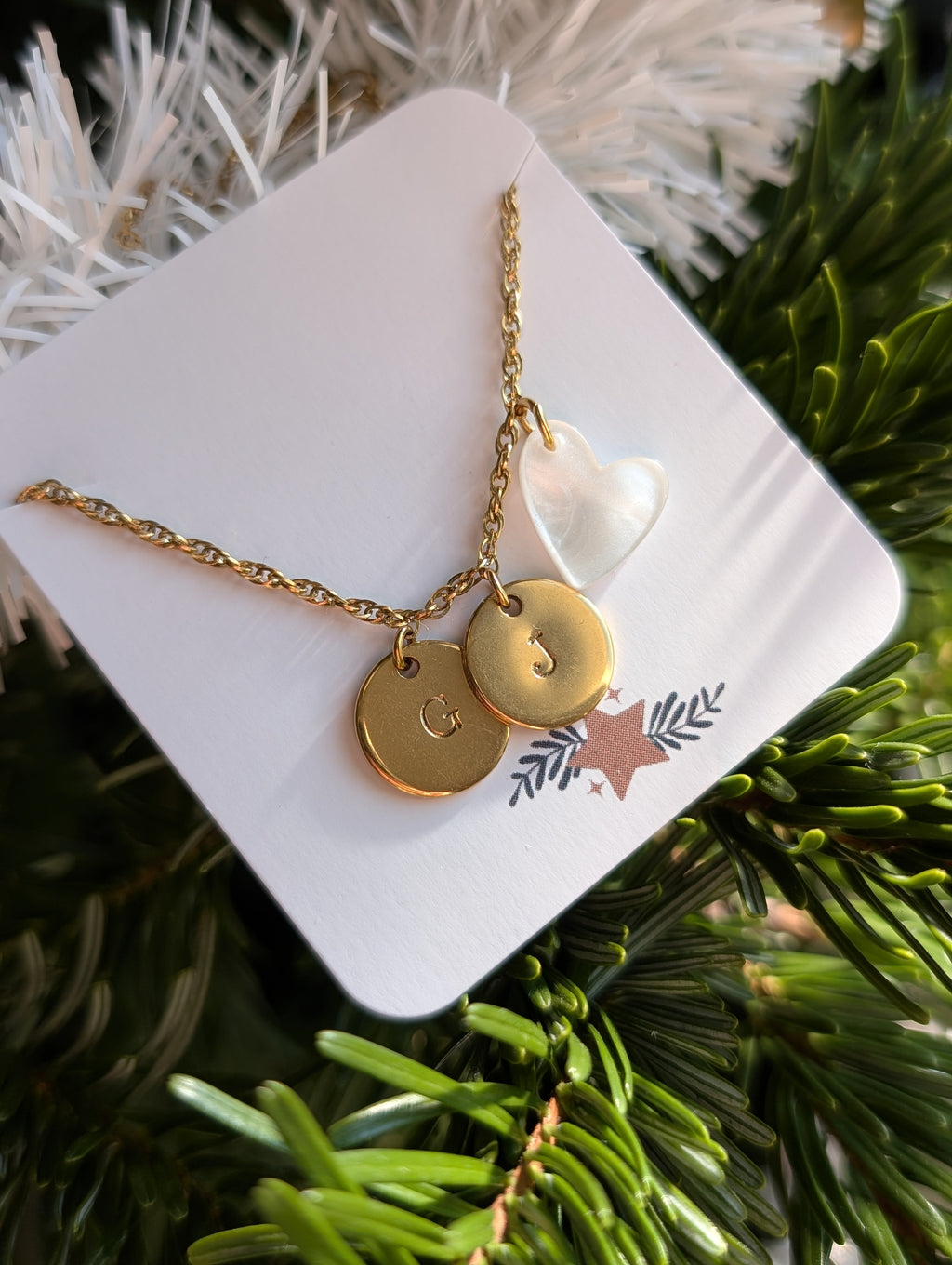 Collier médaille initiales estampés à la main collier en acier inoxydable. Créations artisanales La Tête dans les Nétoiles