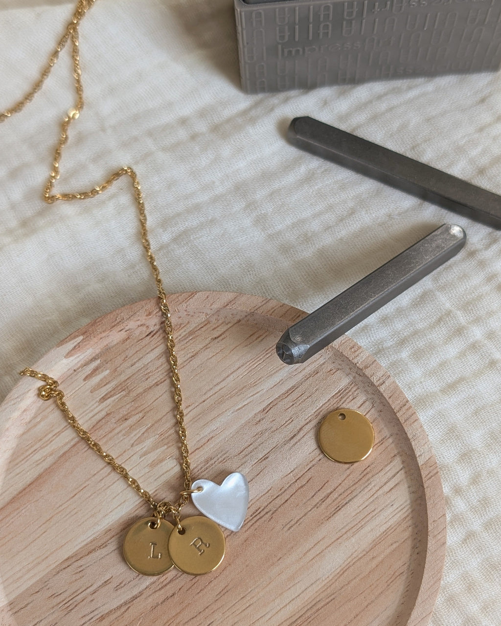 Collier médailles initiales estampé à la main. Elements de poinçonnage. Créations artisanales La Tête dans les Nétoiles