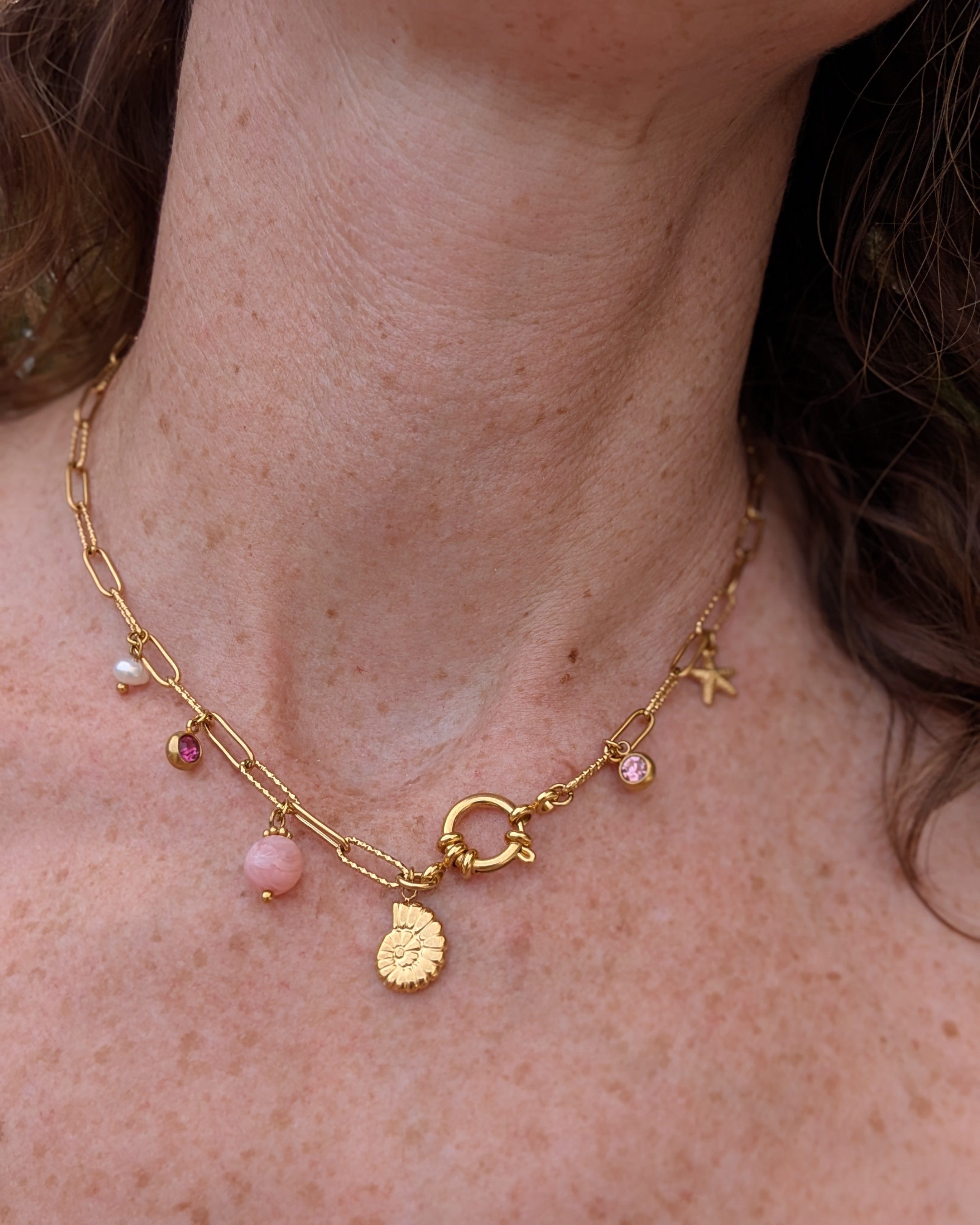 Collier maille trombone striée. Coloris rose. Porté ras du cou par une femme. Créations artisanales La Tête dans les nétoiles