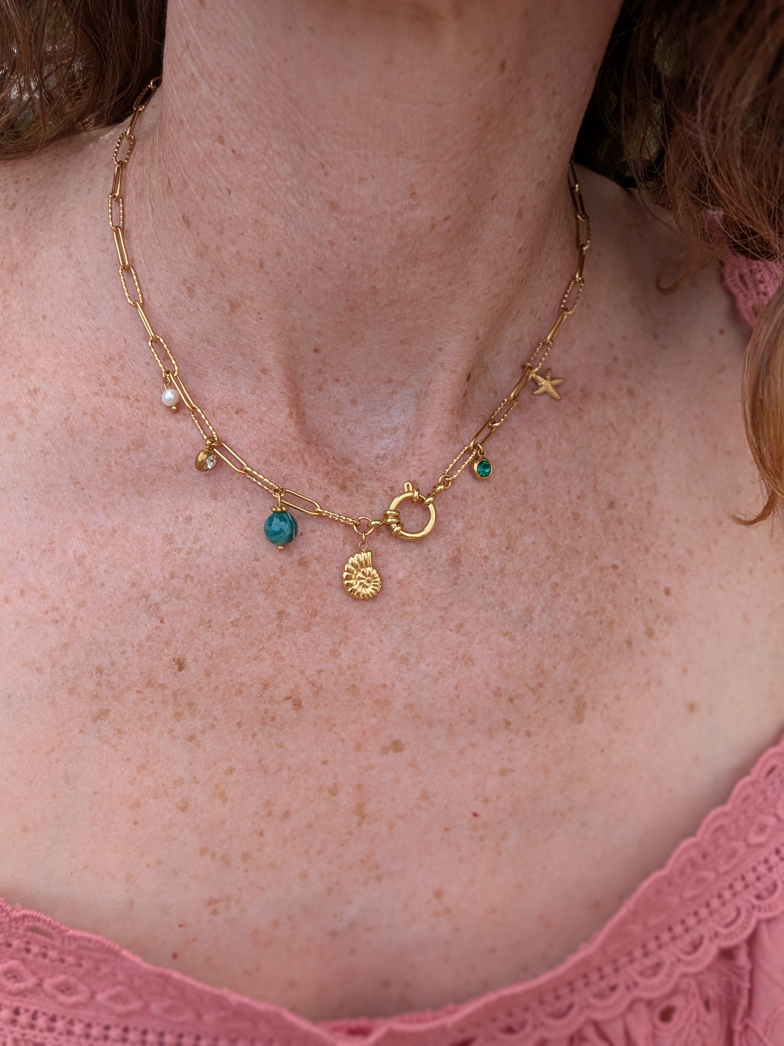 Collier trombone maille striée coloris vert émeraude. Porté ras du cou par une femme. Créations artisanales La Tête dans les Nétoiles