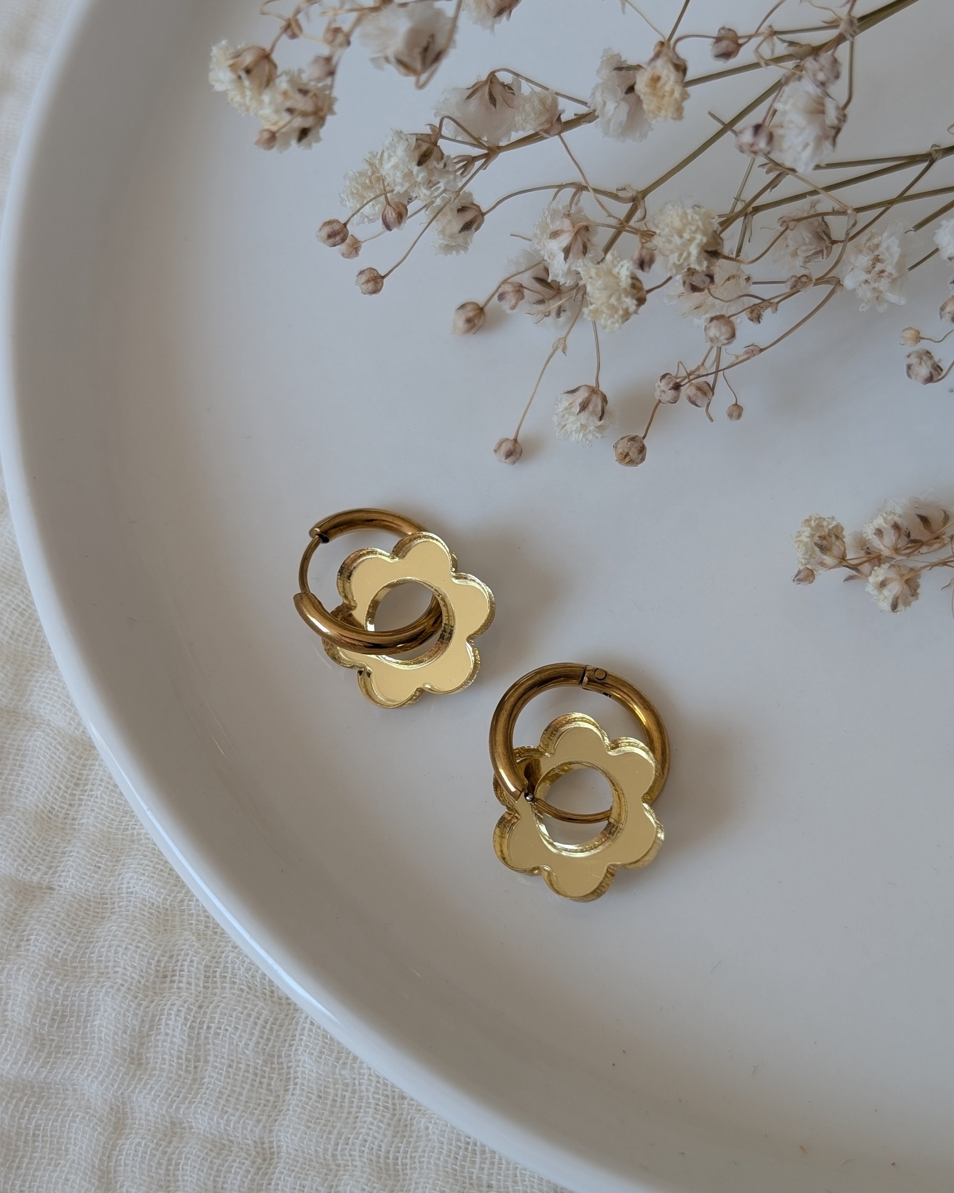 Créole pampille effet miroir flower party 14 mm.  taille enfant. Création La Tête dans les nétoiles