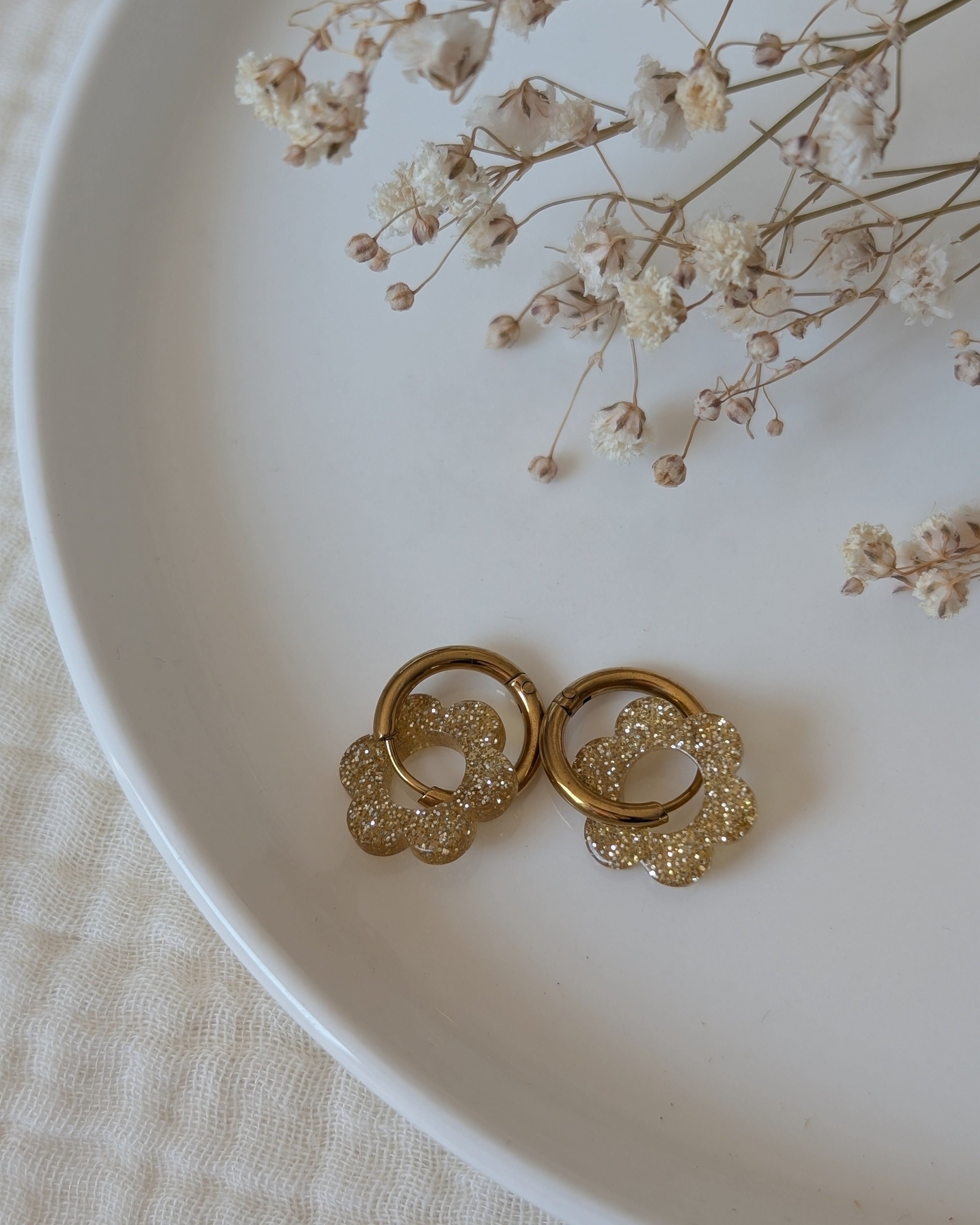 Créole pampille paillettes dorees flower party 14 mm. Création La Tête dans les nétoiles