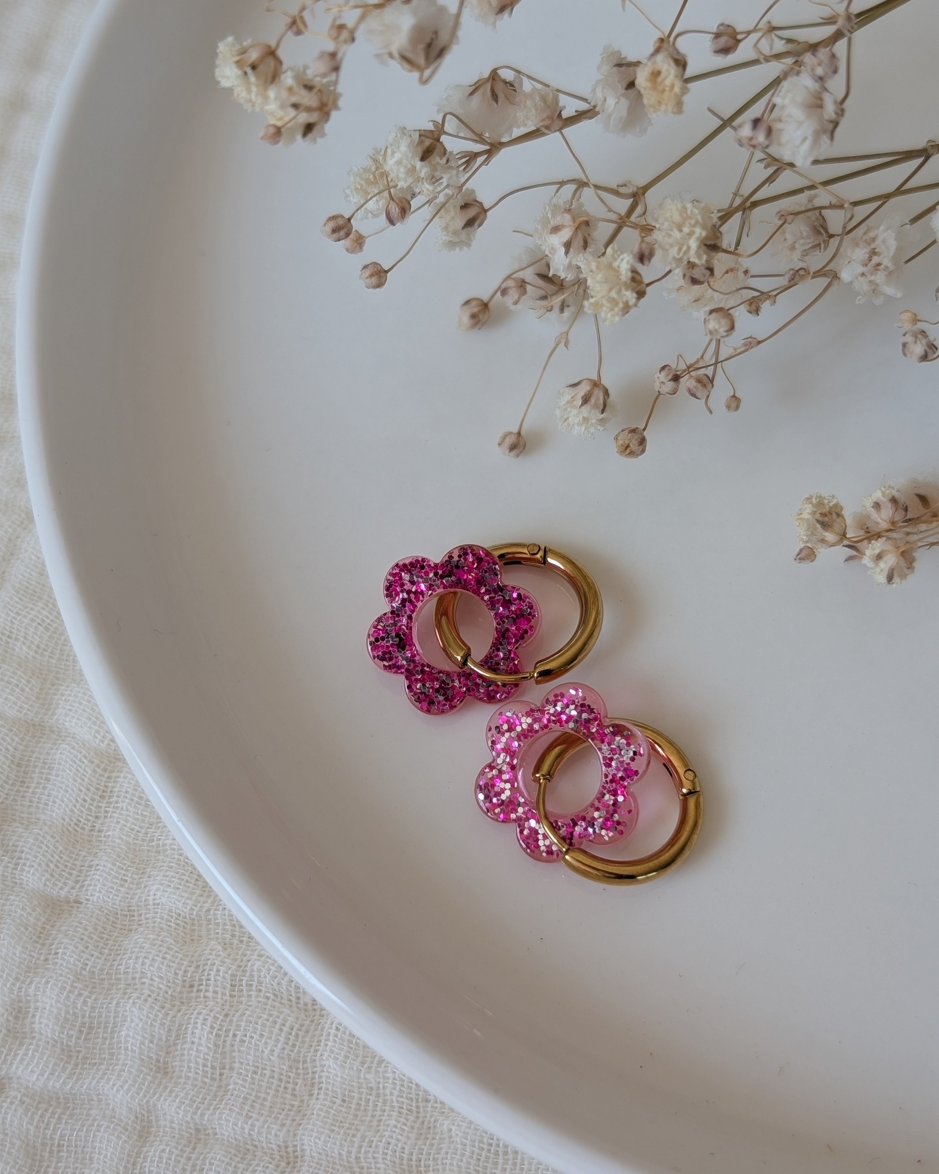 Créole pampille paillettes fushia flower party 14 mm.  Création La Tête dans les Nétoiles bijou enfant