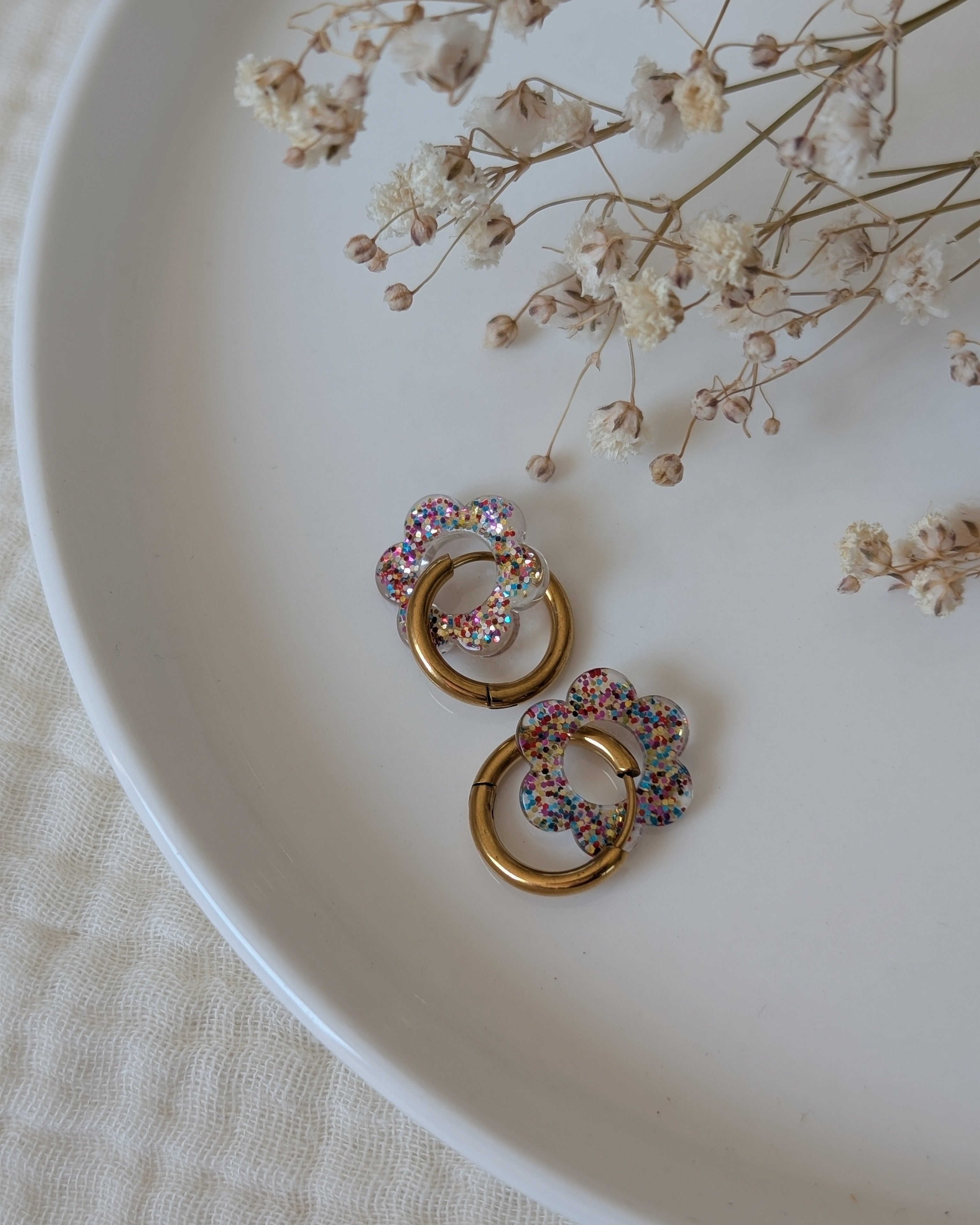 Créole pampille paillettes multicolores flower party 14 mm. taille enfant. Création La Tête dans les Nétoiles