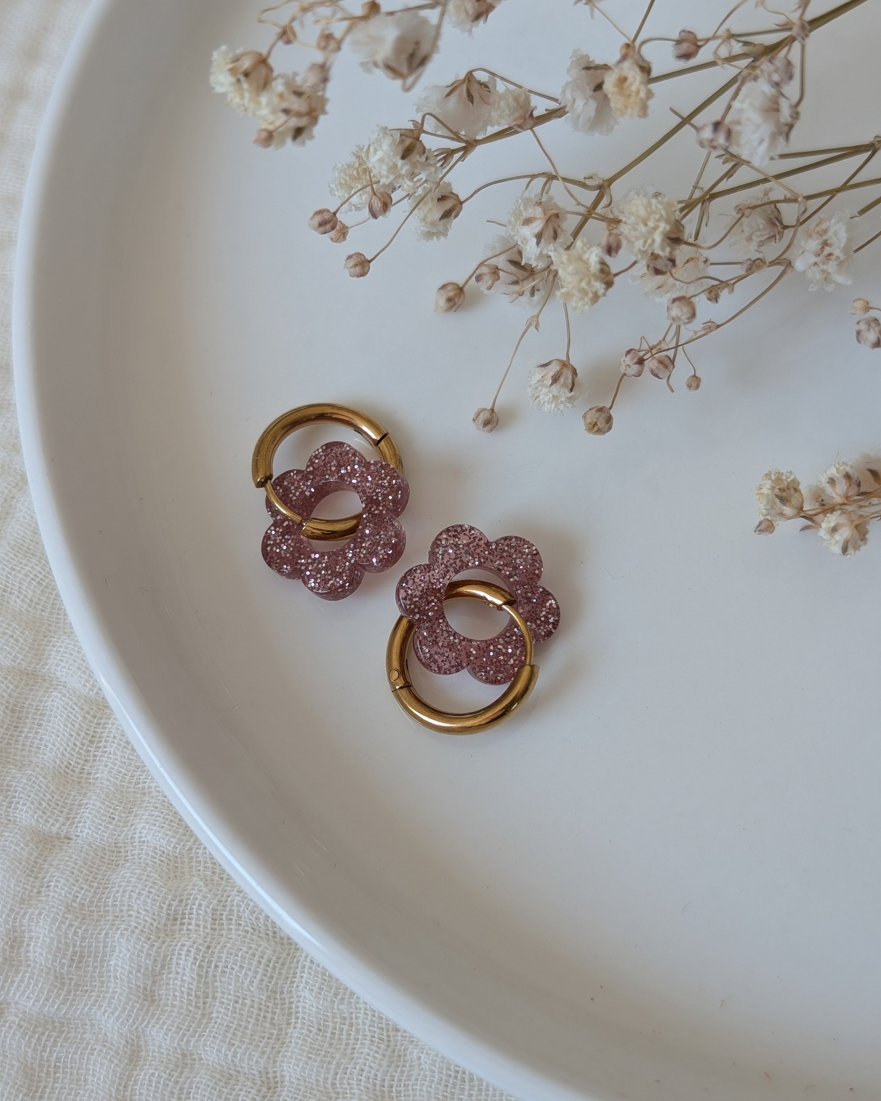 Créole pampille paillettes  vieux rose flower party 14 mm. taille enfant. Création La Tête dans les nétoiles