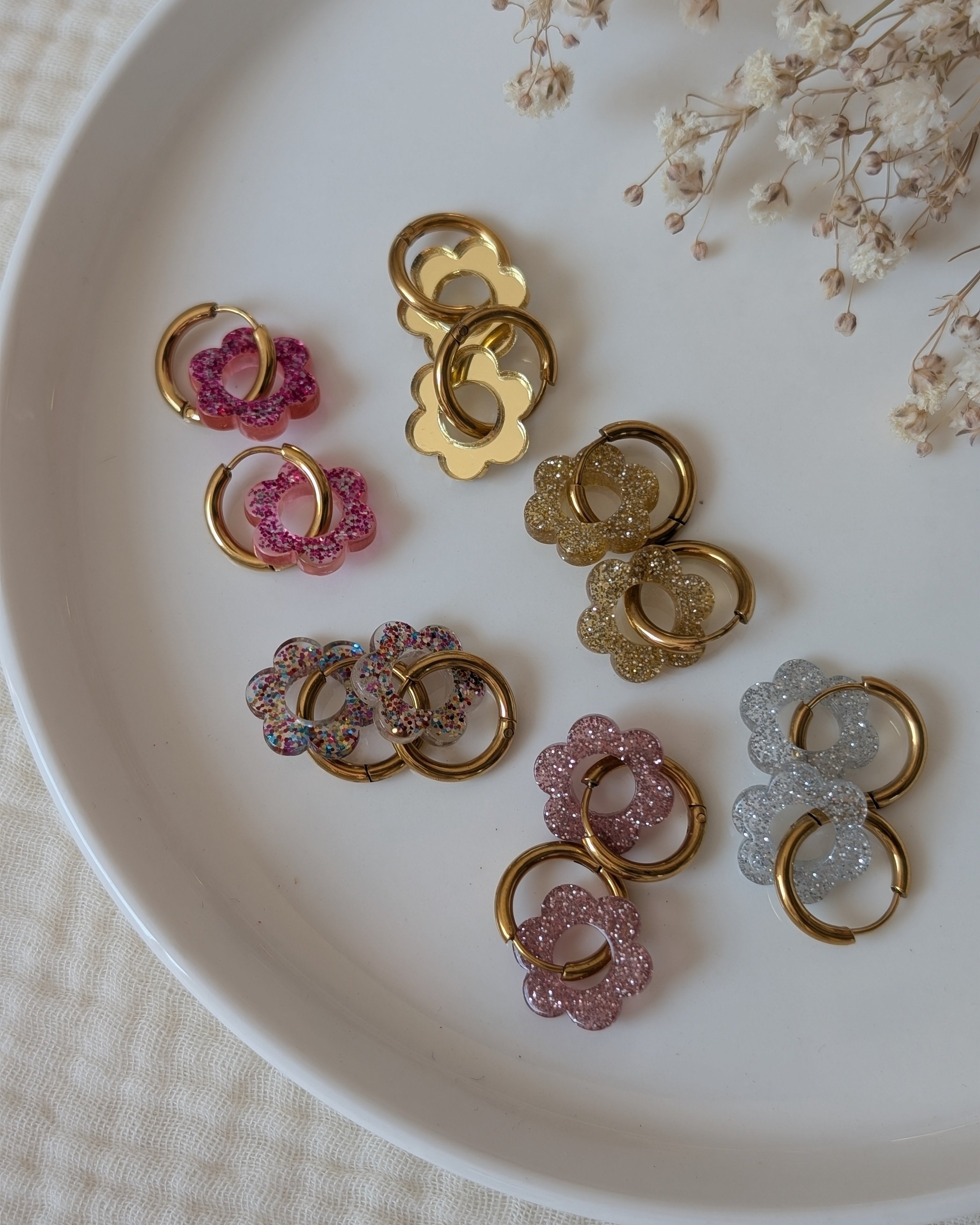 Créoles pampilles flower party 6 coloris. Posées sur coupelle. Créations La Tête dans les Nétoiles