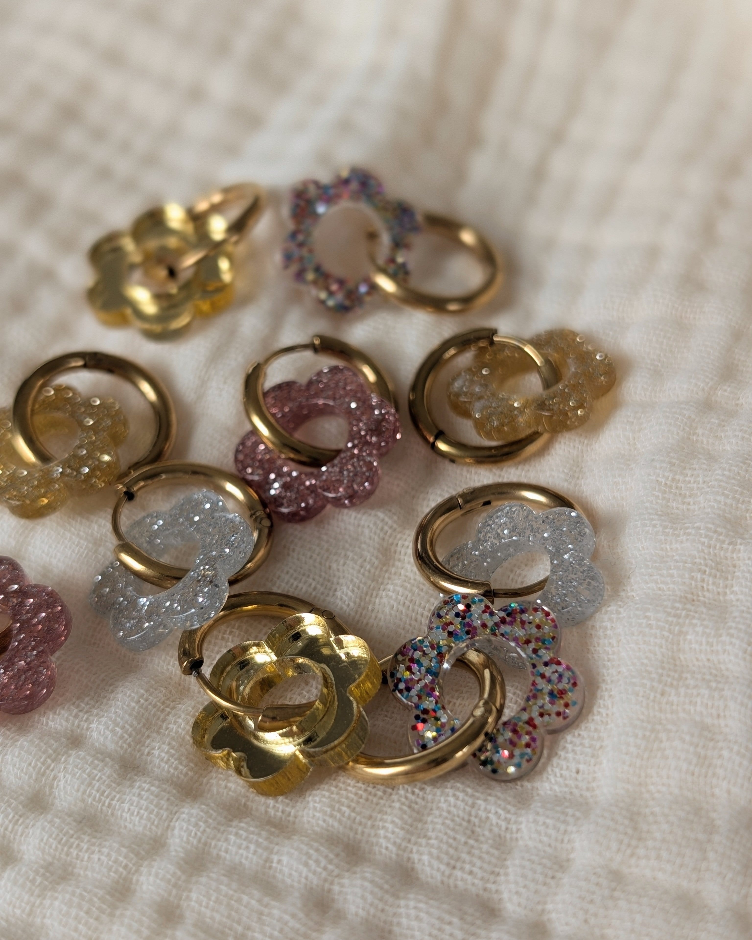 Créoles pampilles en vrac posées sur gaze de coton. taille enfant. La Tête dans les nétoiles