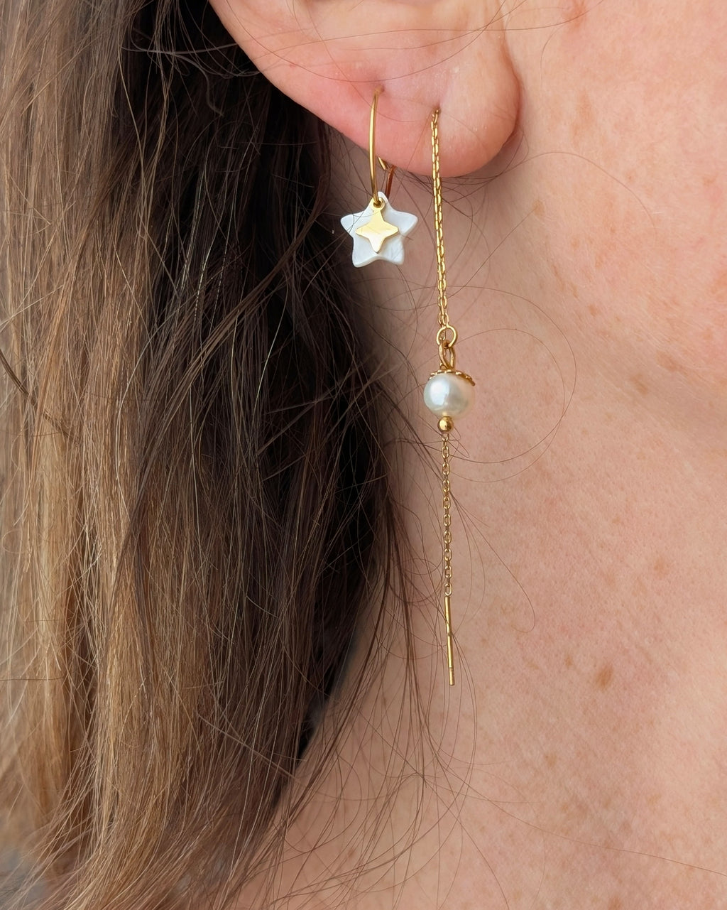 Exemples associations créoles et chaînettes d'oreilles mini étoile des ventes et nacre et perles de culture. Créations La Tête dans les Nétoiles