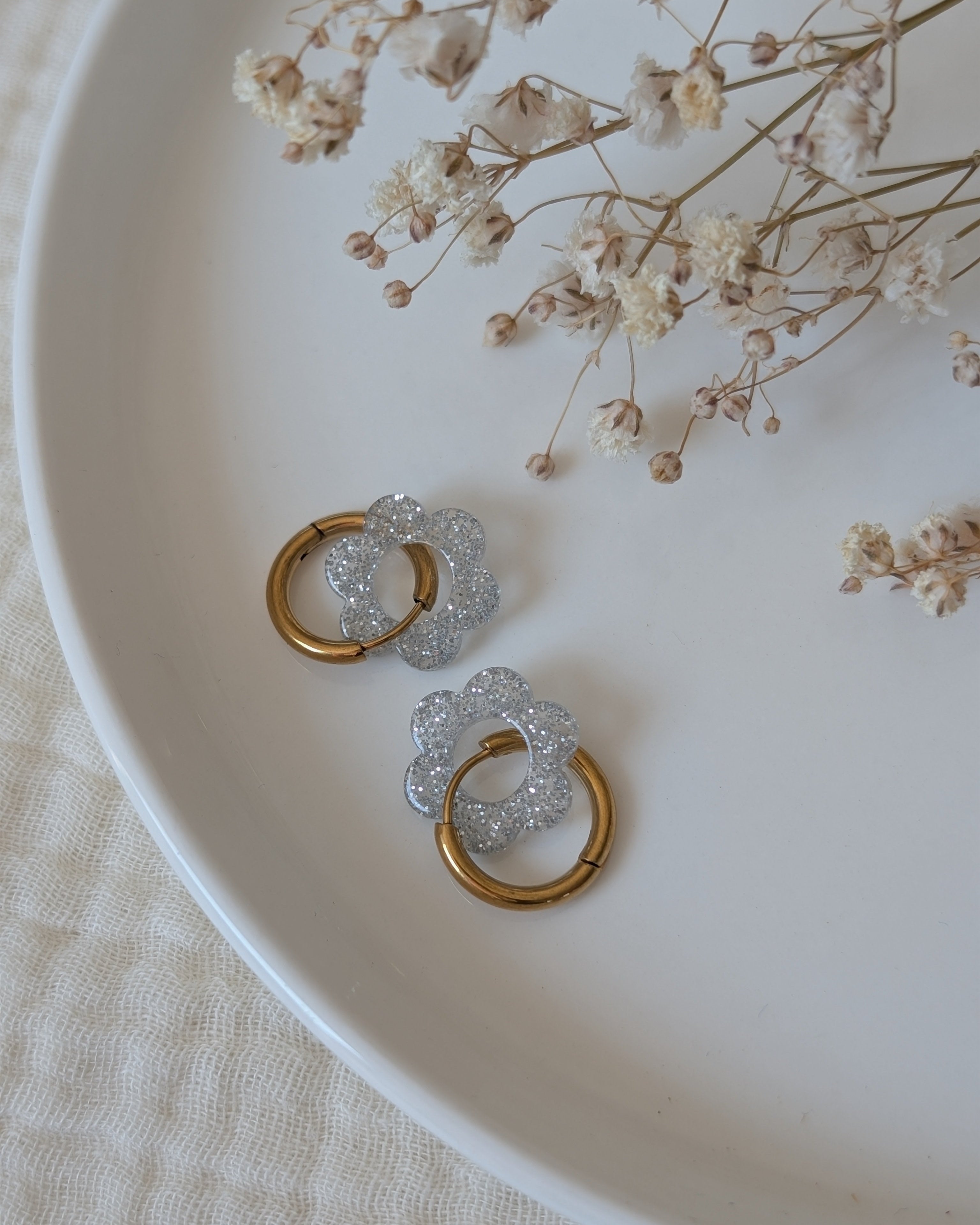 Créole pampille paillettes argentées flower party 14 mm. taille enfant La Tête dans les nétoiles