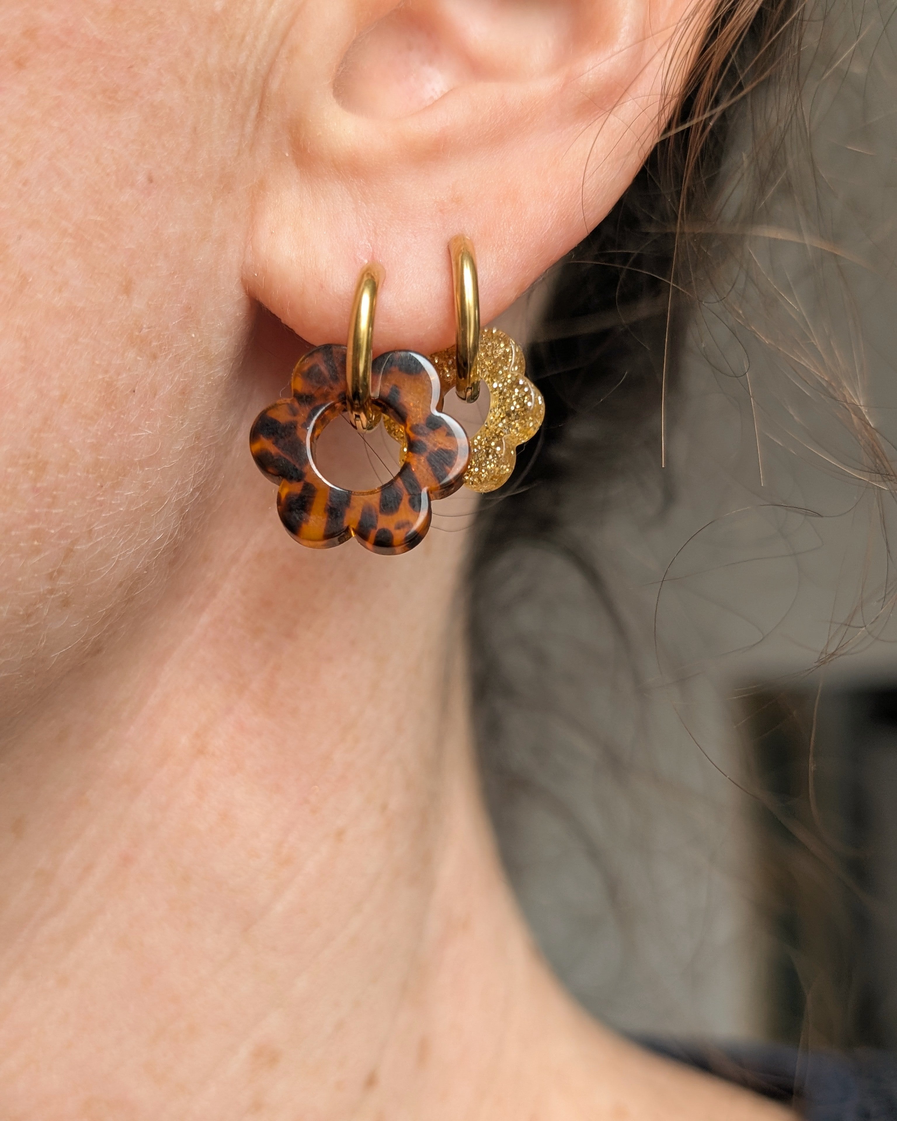 créoles pampille portées par une femme taille 14 et 18 mm. Créations La Tête dans les Nétoiles