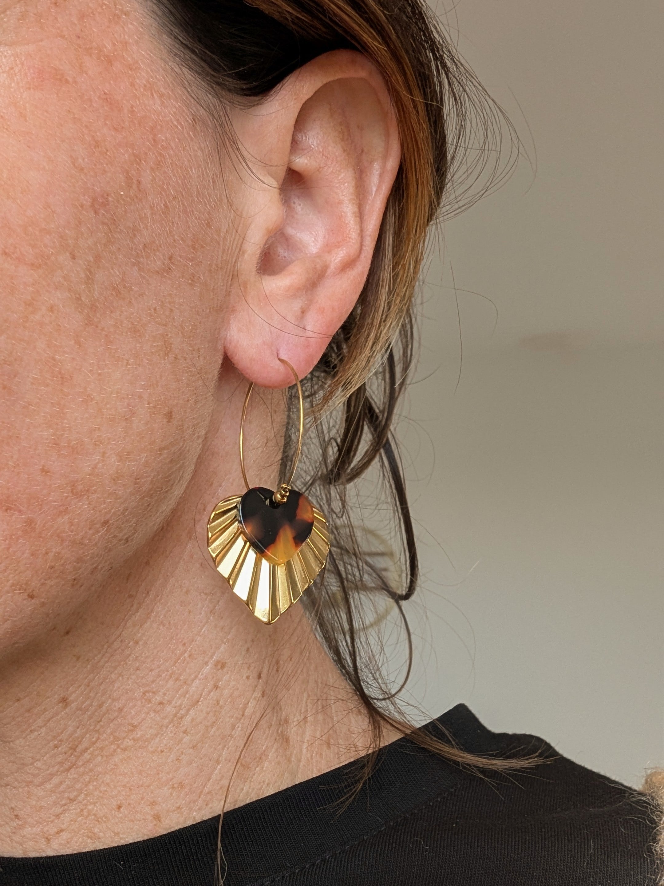 Créoles ALMA tortoise coeur en acétate de cellulose écaille de tortue et coeur strié en acier inoxydable doré ctréations artisanales La Tête dans les Nétoiles