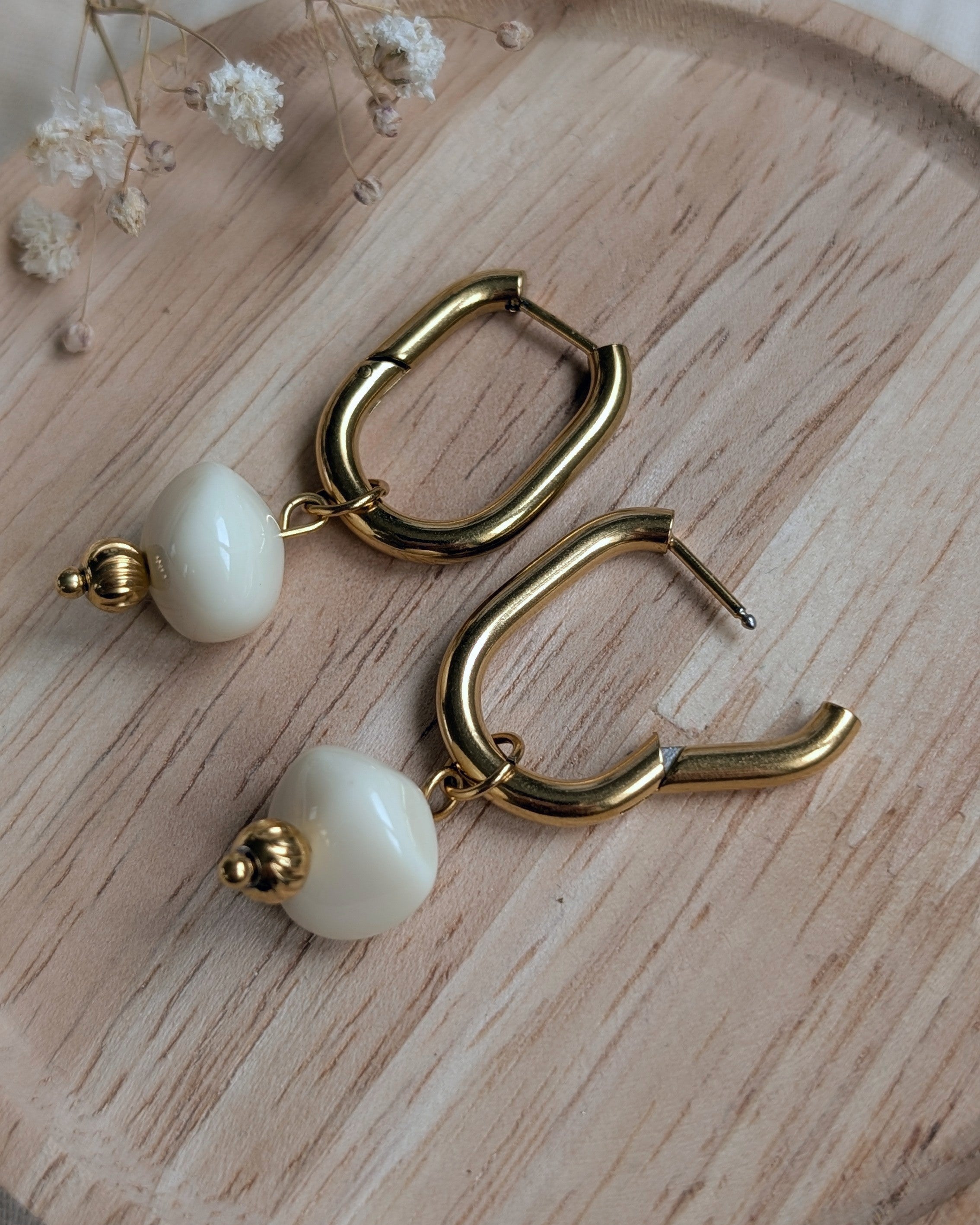 Creoles Paule sur support en bois vue en gros plan sur le fermoir. Bijoux de créateur La Tête dans les Nétoiles