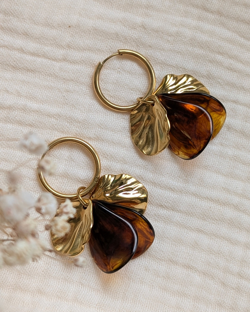 Paire de boucles d'oreilles Sora ambre et or sur bois, marbrures miel et caramel avec feuilles dorées. Création artisanale La Tête dans les Nétoiles