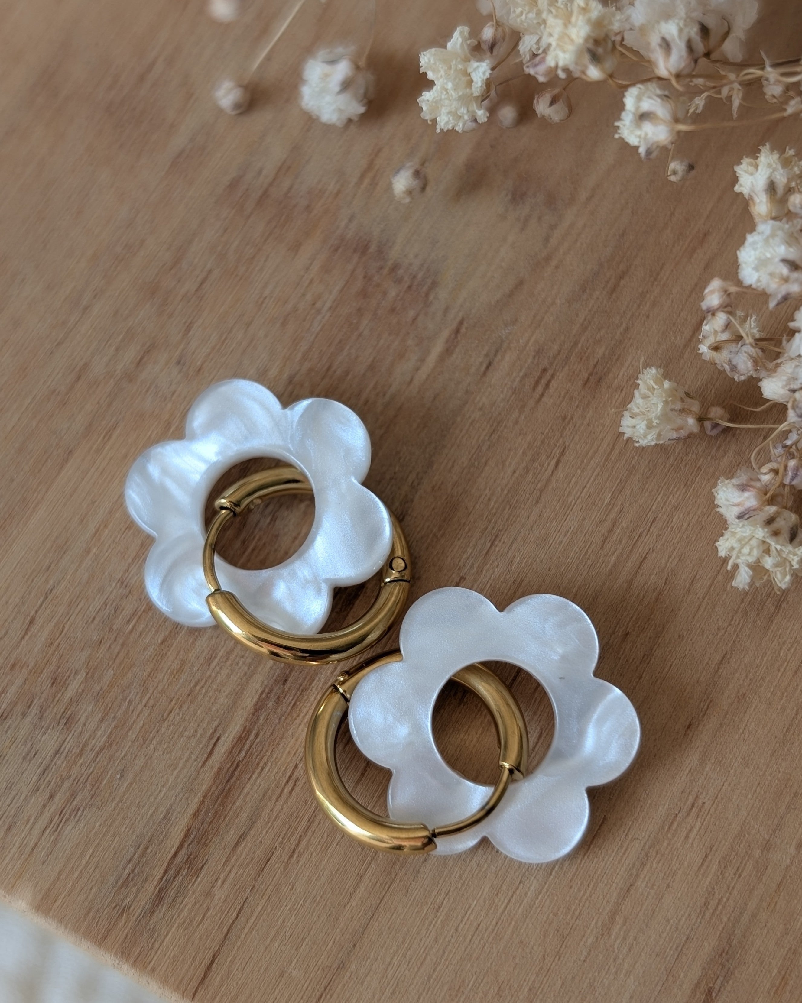 Creoles pampilles flower party taille 18 mm  blanc nacre. Bijou enfant. Création La Tête dans les Nétoiles