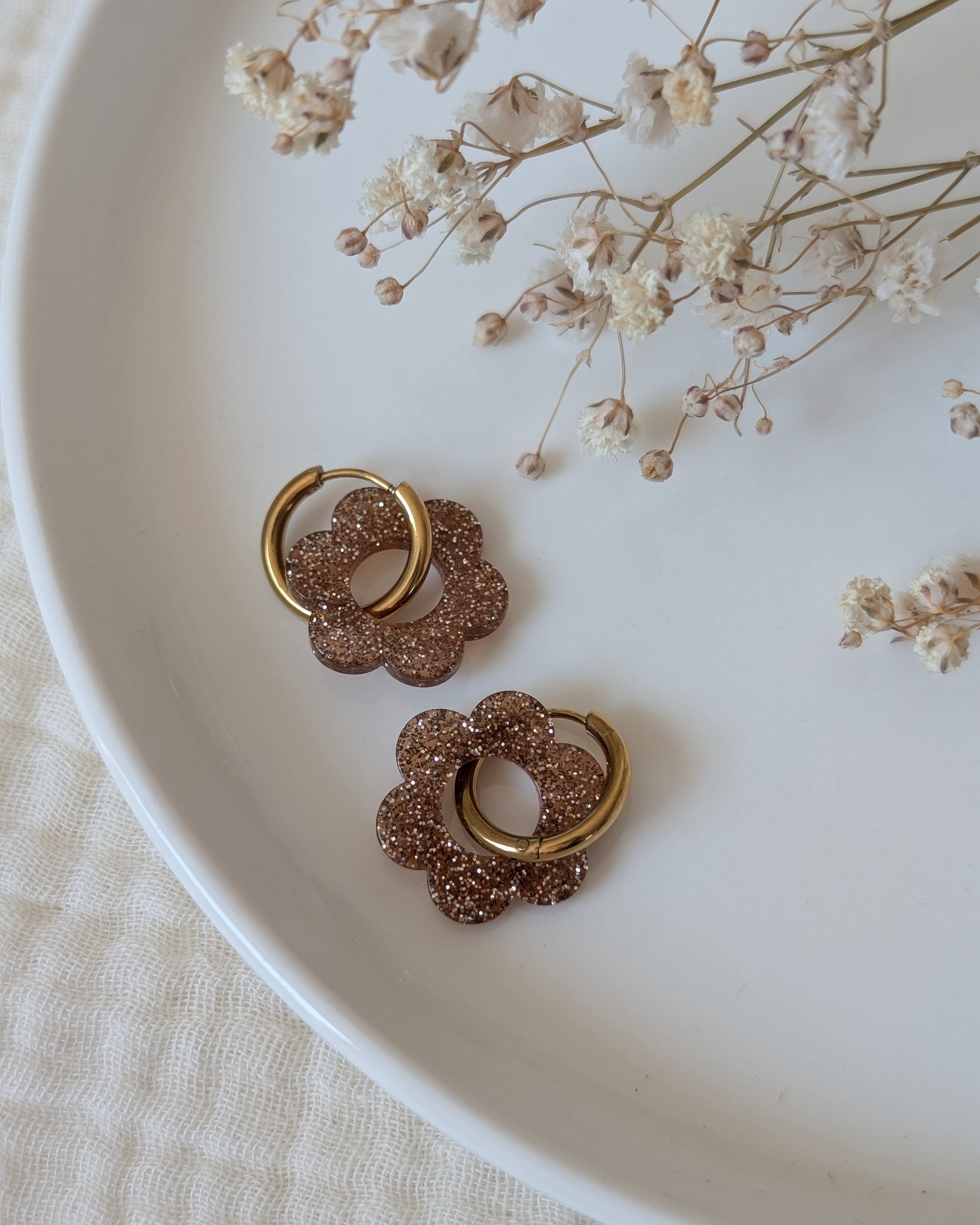 Creoles pampilles flower party taille 18 mm  brun paillettes. bijou enfant. Création La Tête dans les nétoiles