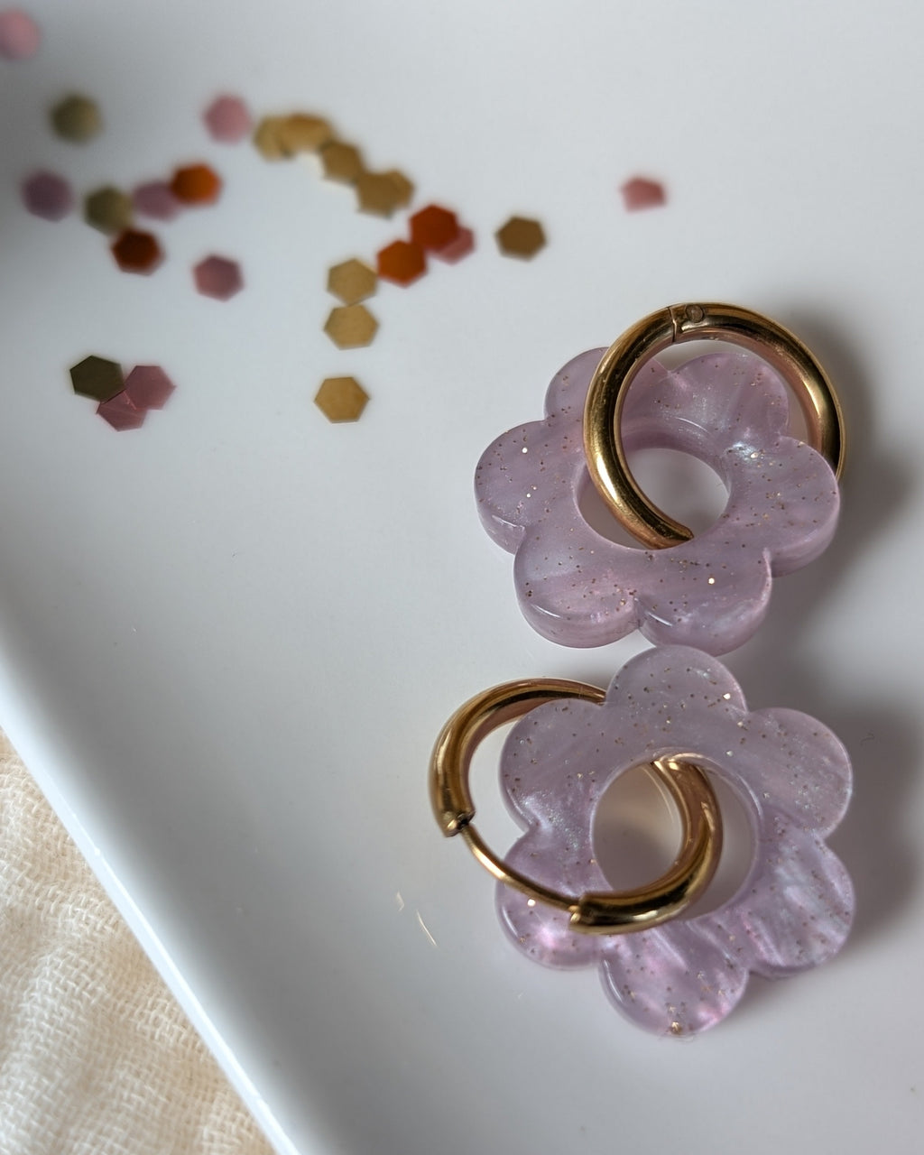 Creoles pampilles flower party taille 18 mm  lilas paillettes. bijou enfant. Création La Tête dans les nétoiles