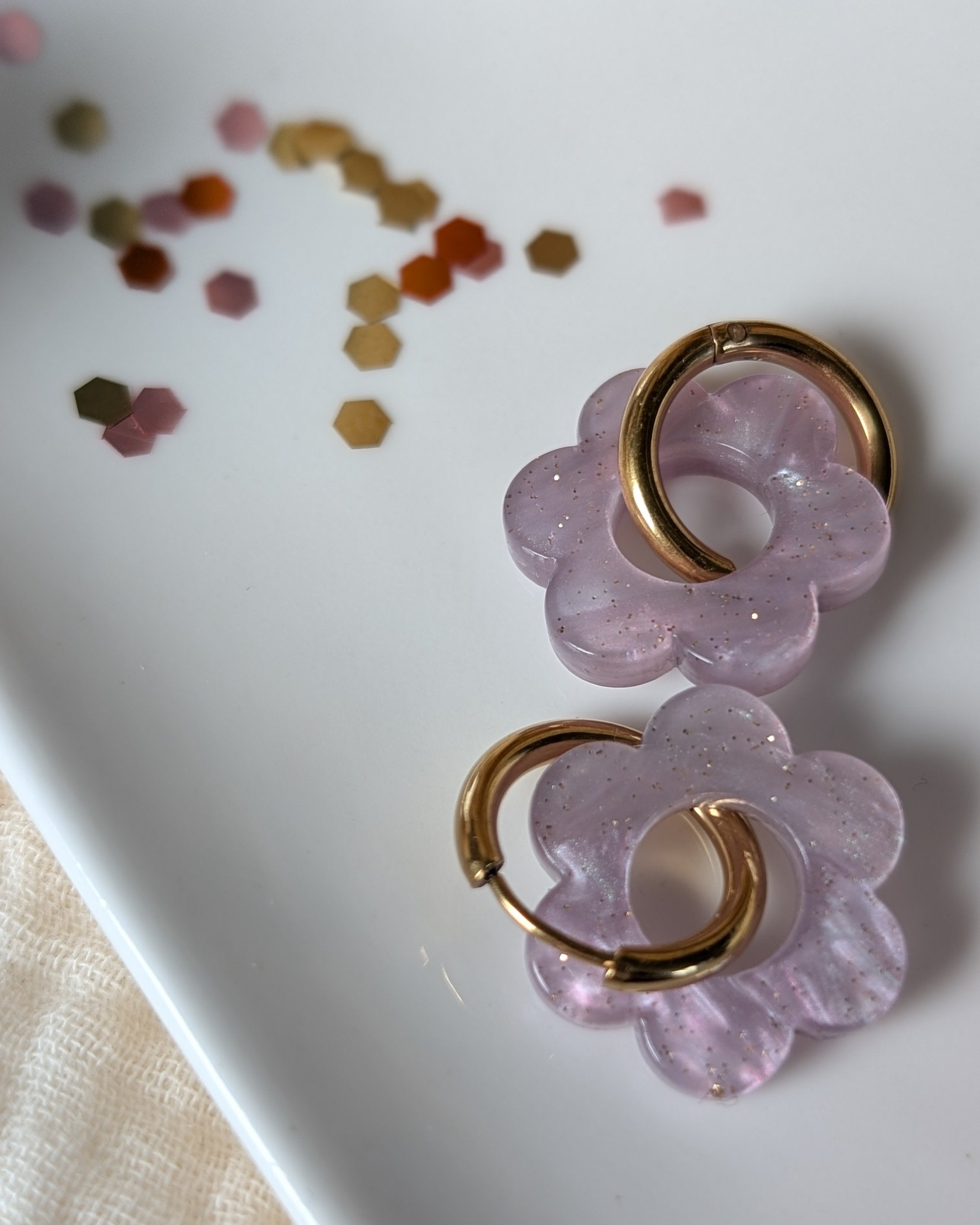 Creoles pampilles flower party taille 18 mm  lilas paillettes. bijou enfant. Création La Tête dans les nétoiles