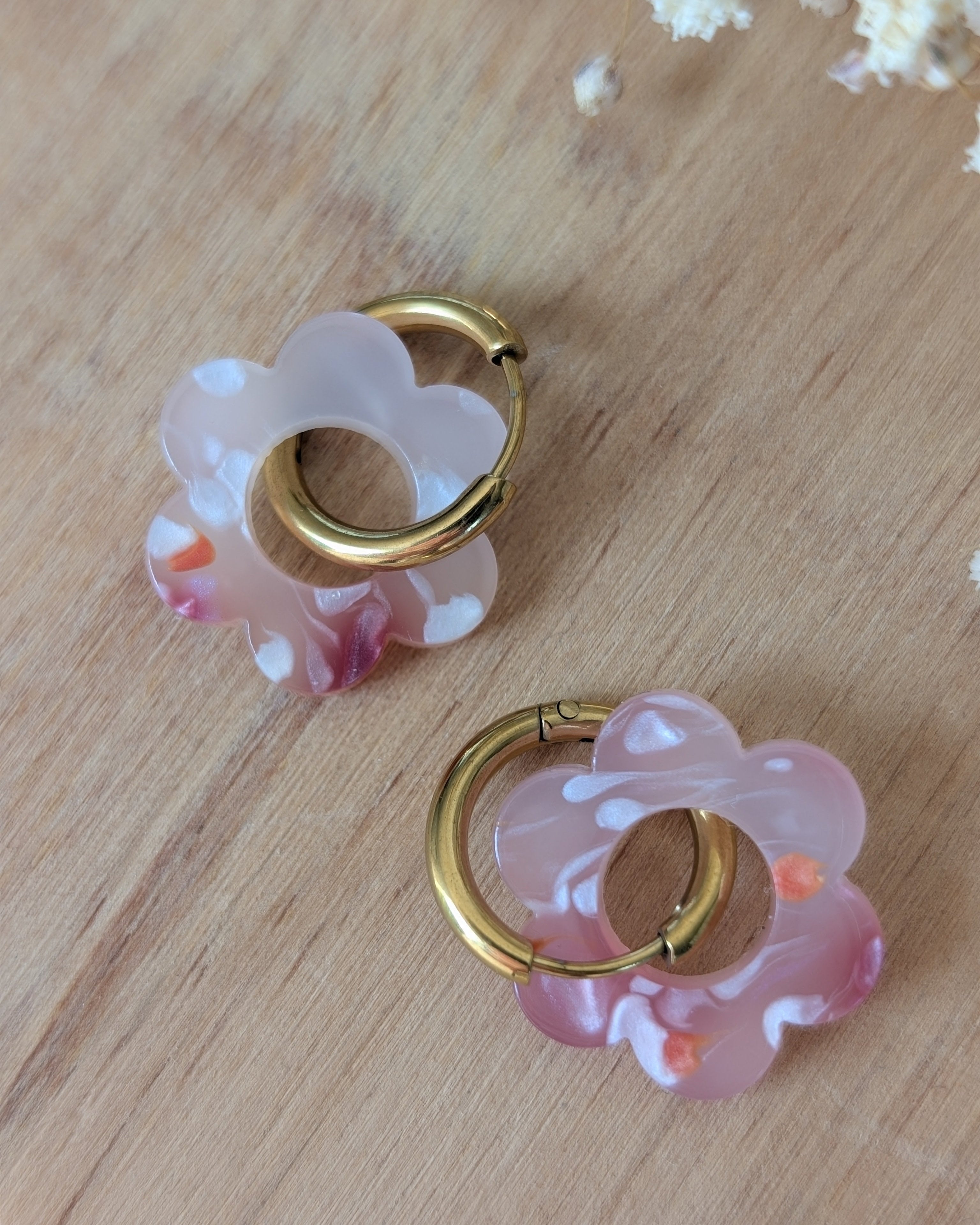 Creoles pampilles flower party taille 18 mm rose blanc tacheté. Bijou enfant. Création La Tête dans les nétoiles