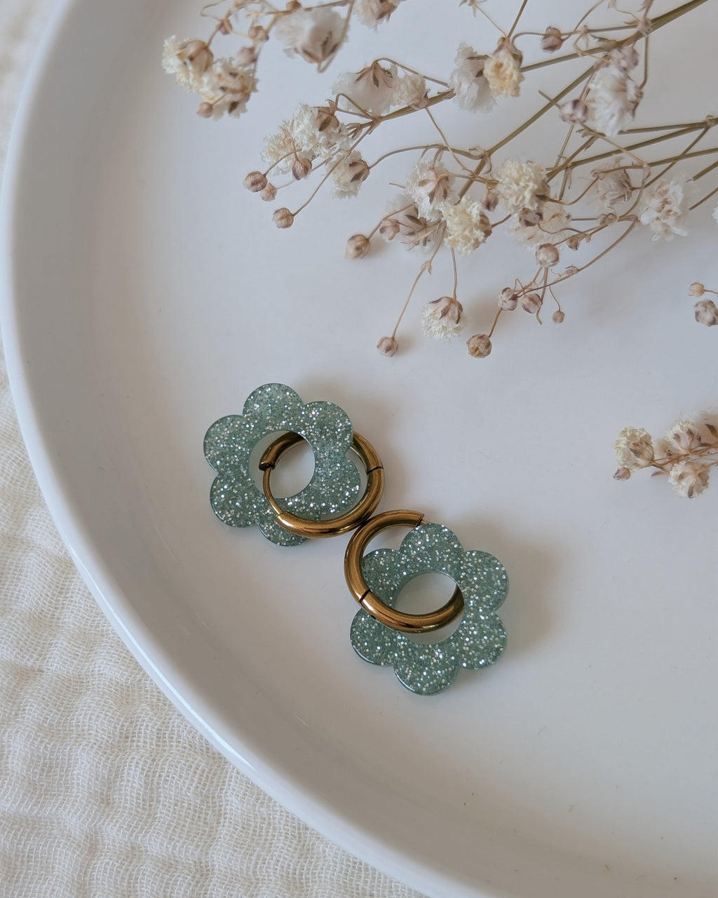 Creoles pampilles flower party taille 18 mm vert d'eau paillettes. Bijou enfant. Création La Tête dans les nétoiles