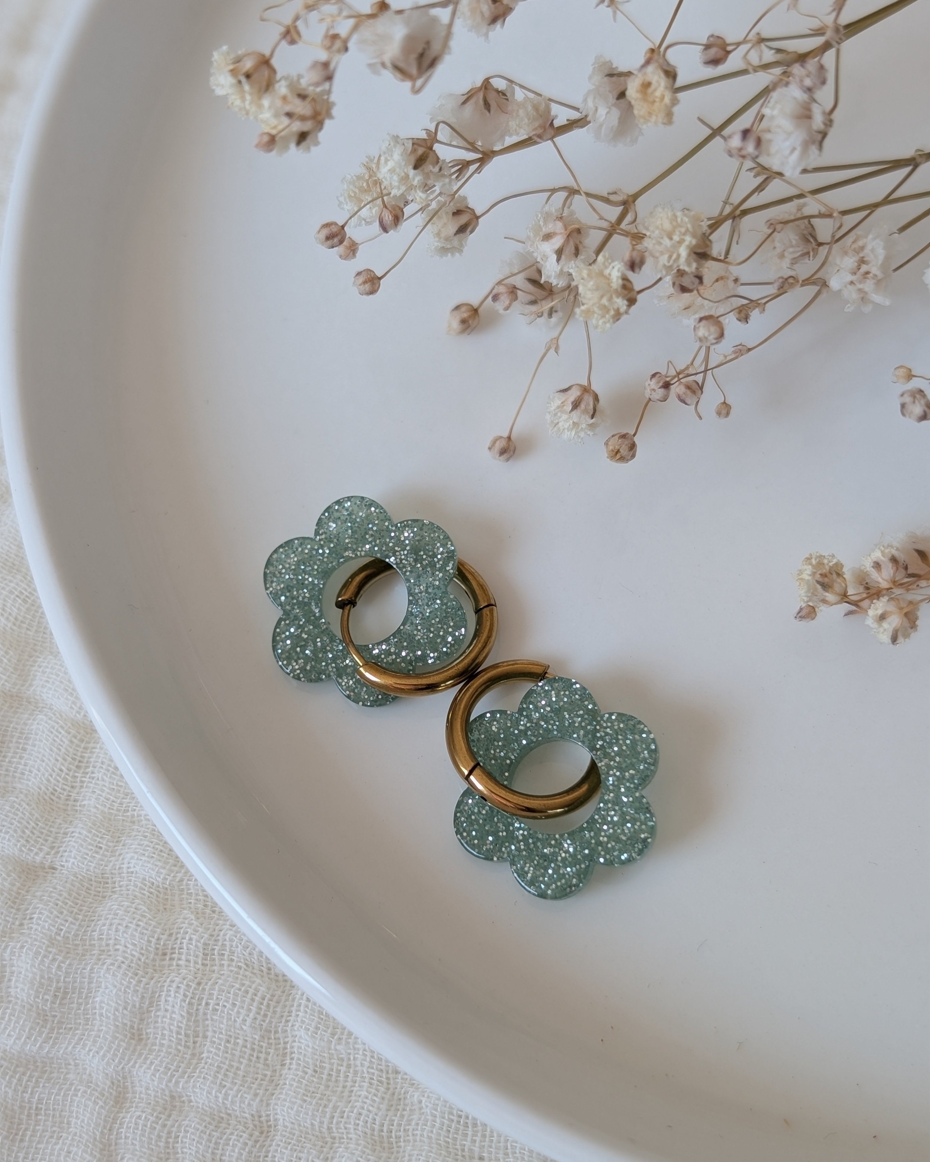 Creoles pampilles flower party taille 18 mm vert d'eau paillettes. Bijou enfant. Création La Tête dans les nétoiles