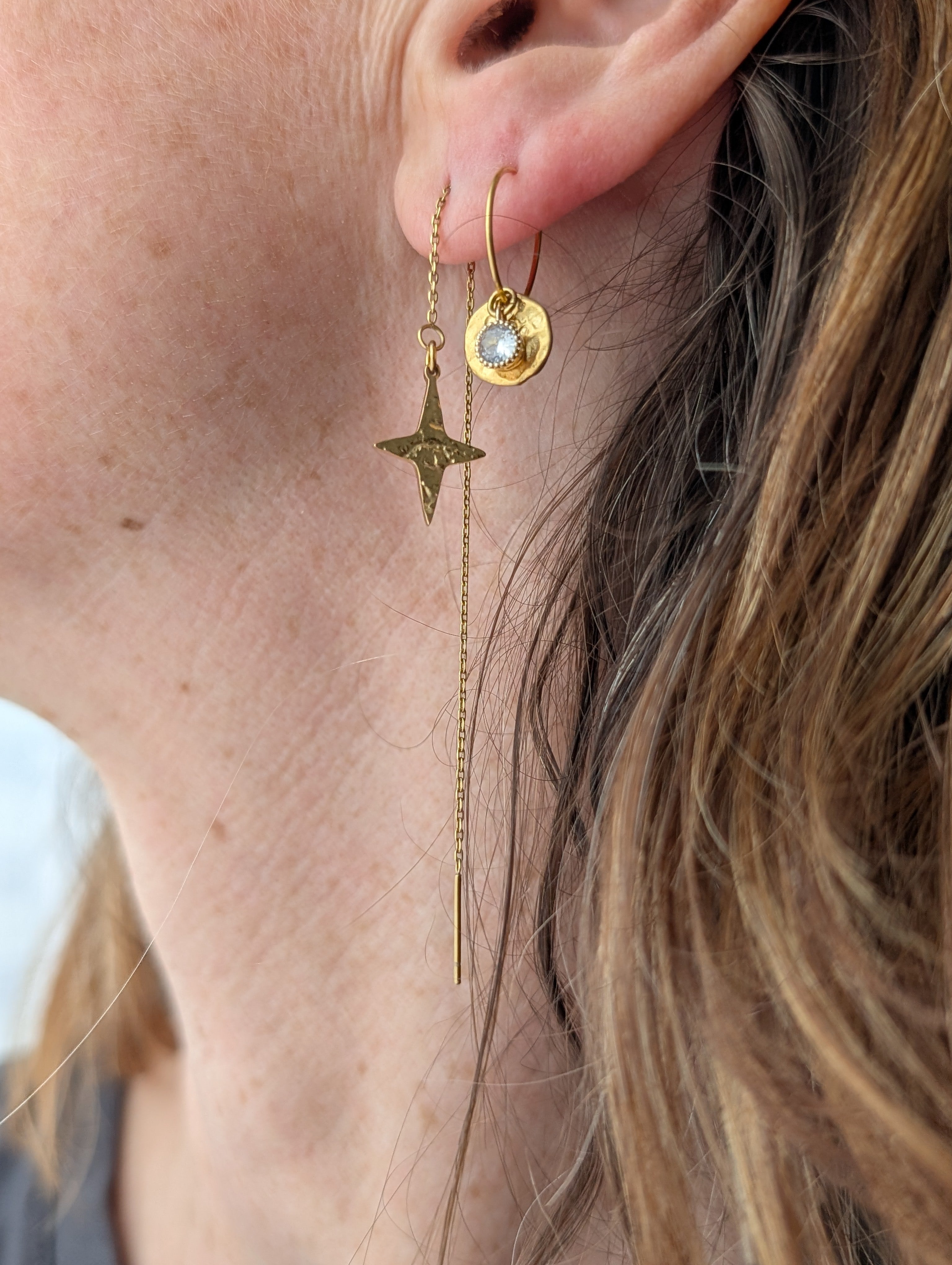 exemples d'associations créoles et chainettes d'oreilles. Composez votre parure. Créations La Tête dans les Nétoiles