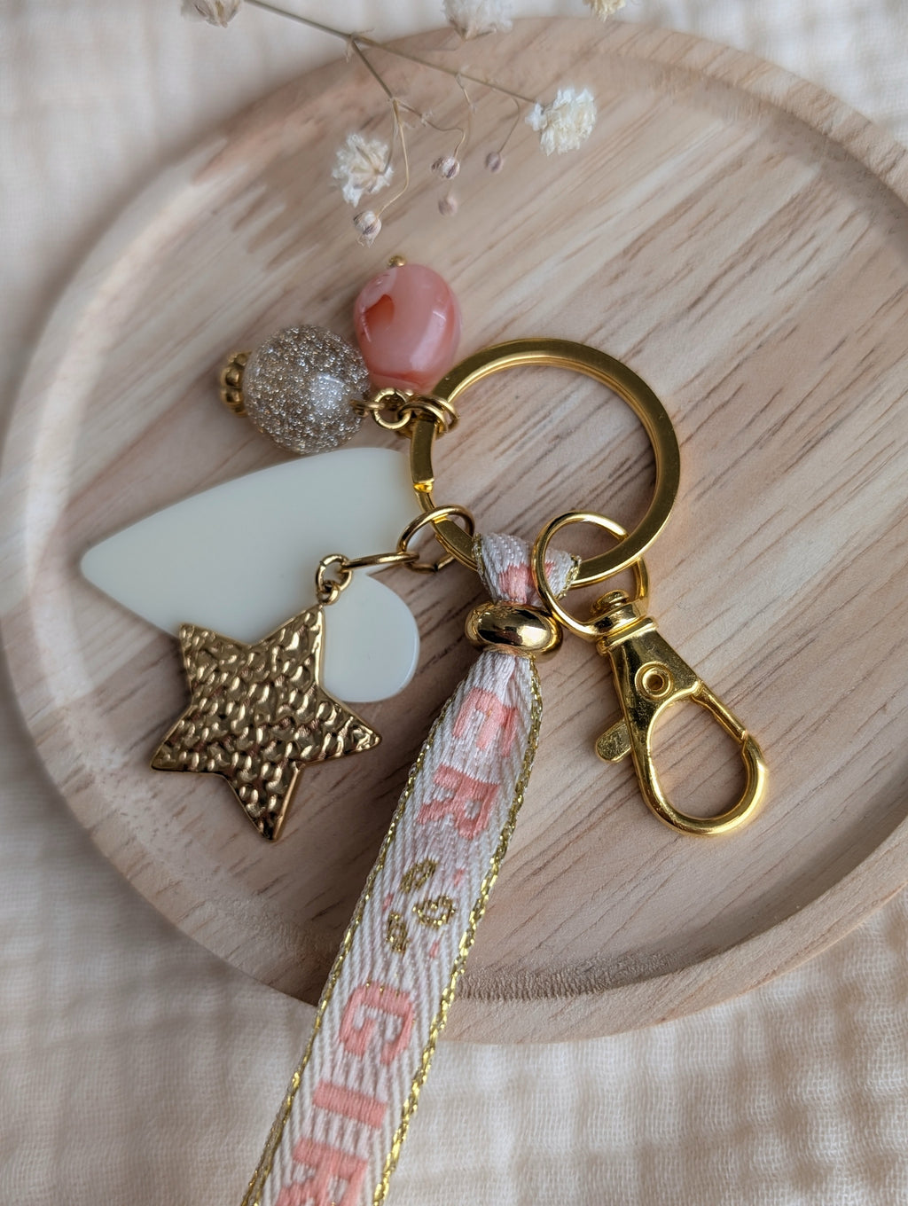 Details porte clés bijoux de sac perle champagne dore et rose résine mousqueton en acier créations artisanales La Tête dans les Nétoiles