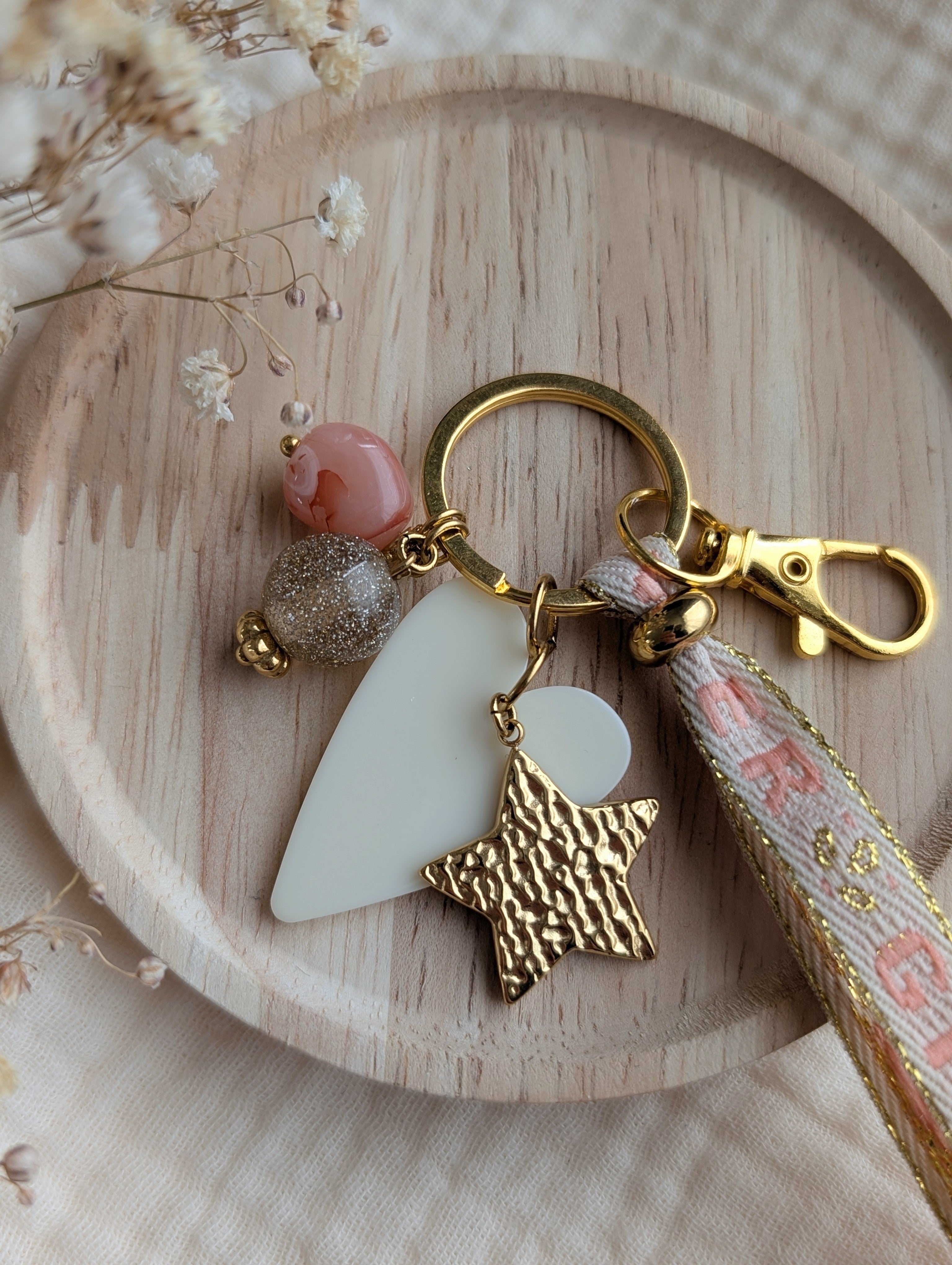 Details porte clés perle champagne dore et rose résine mousqueton en acier créations artisanales La Tête dans les Nétoiles