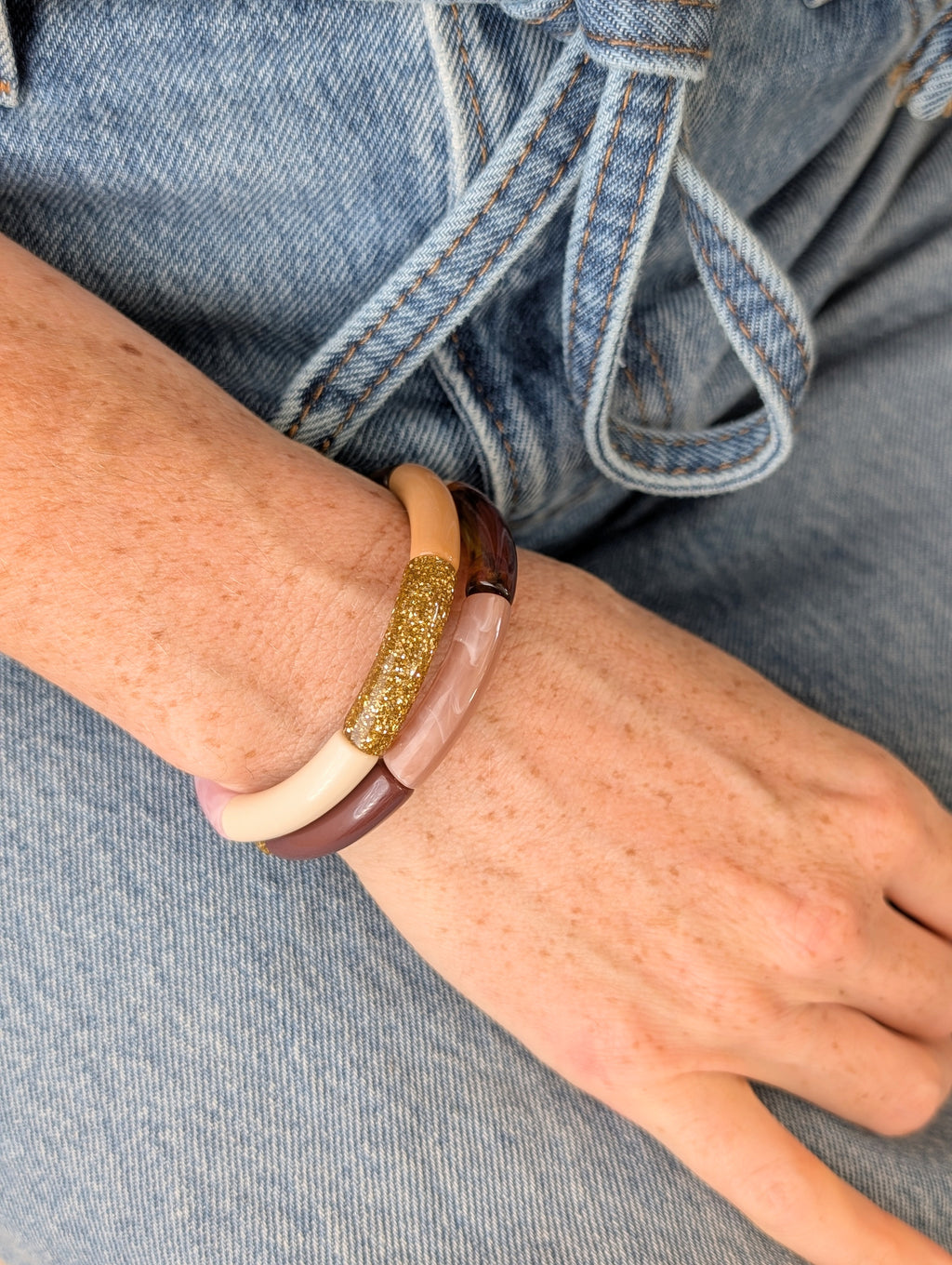 Deux bracelets Lisa Porte au poignet. Bracelet perles tube créations LA Tête dans les Nétoiles