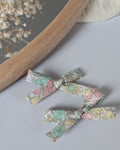 deux barrettes cheveux liberty colori poppy & daisy fleurs pastel. Création cousus La Tête dans les Nétoiles
